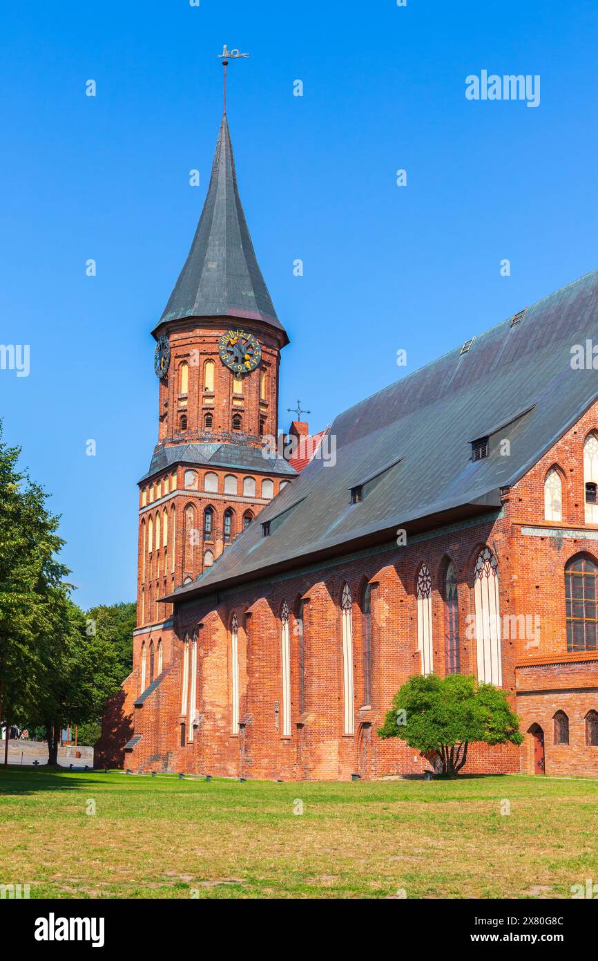 Extérieur de la cathédrale Konigsberg par une journée ensoleillée d'été, photo verticale Banque D'Images