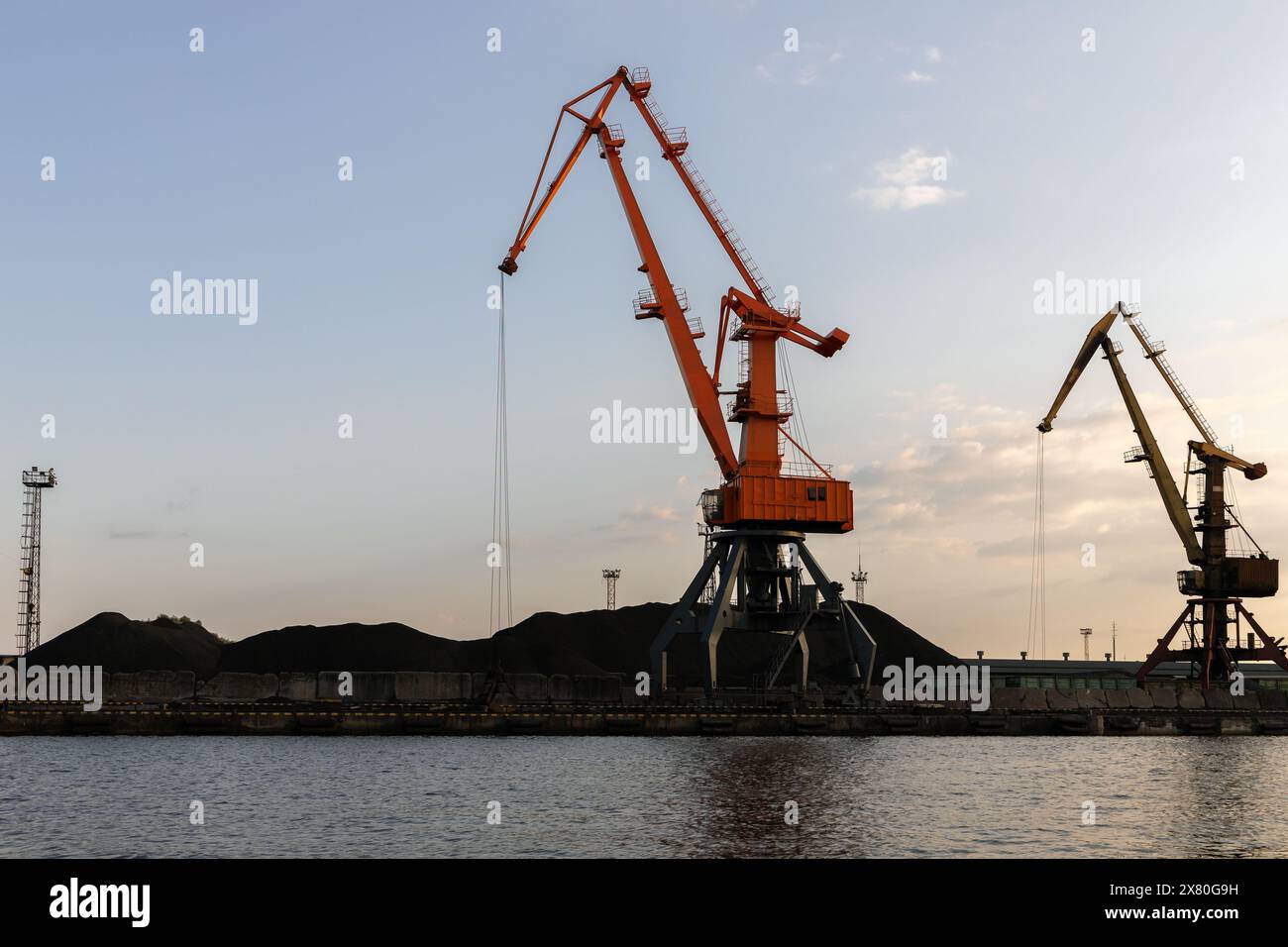 Silhouettes de grues portails portuaires au port maritime de Kaliningrad, Russie Banque D'Images