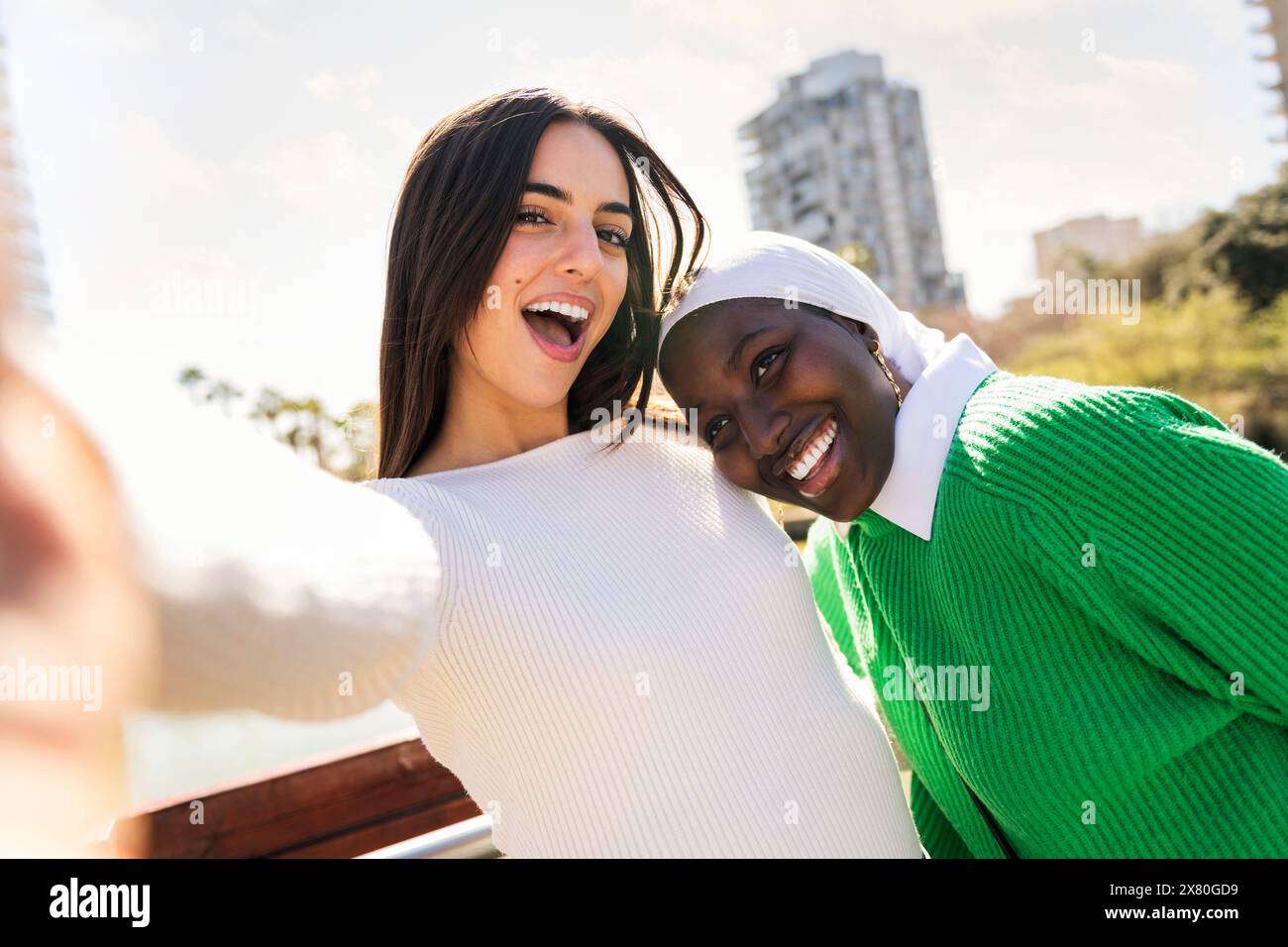 selfie de deux jeunes amies s'amusant Banque D'Images
