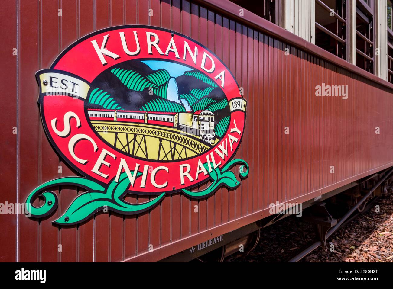 Tiré par deux locomotives diesel, le Kuranda Scenic Railway, classé au patrimoine mondial, opère quotidiennement entre Cairns et Kuranda. Banque D'Images