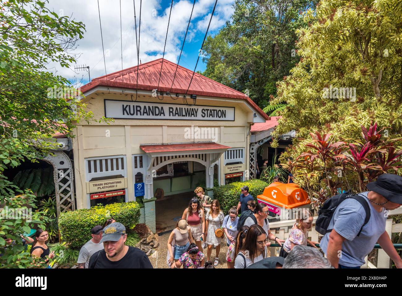 Les gens quittent le train à la gare de Kuranda, classée au patrimoine mondial, sur le Kuranda Scenic Railway dans le nord du Queensland, en Australie Banque D'Images