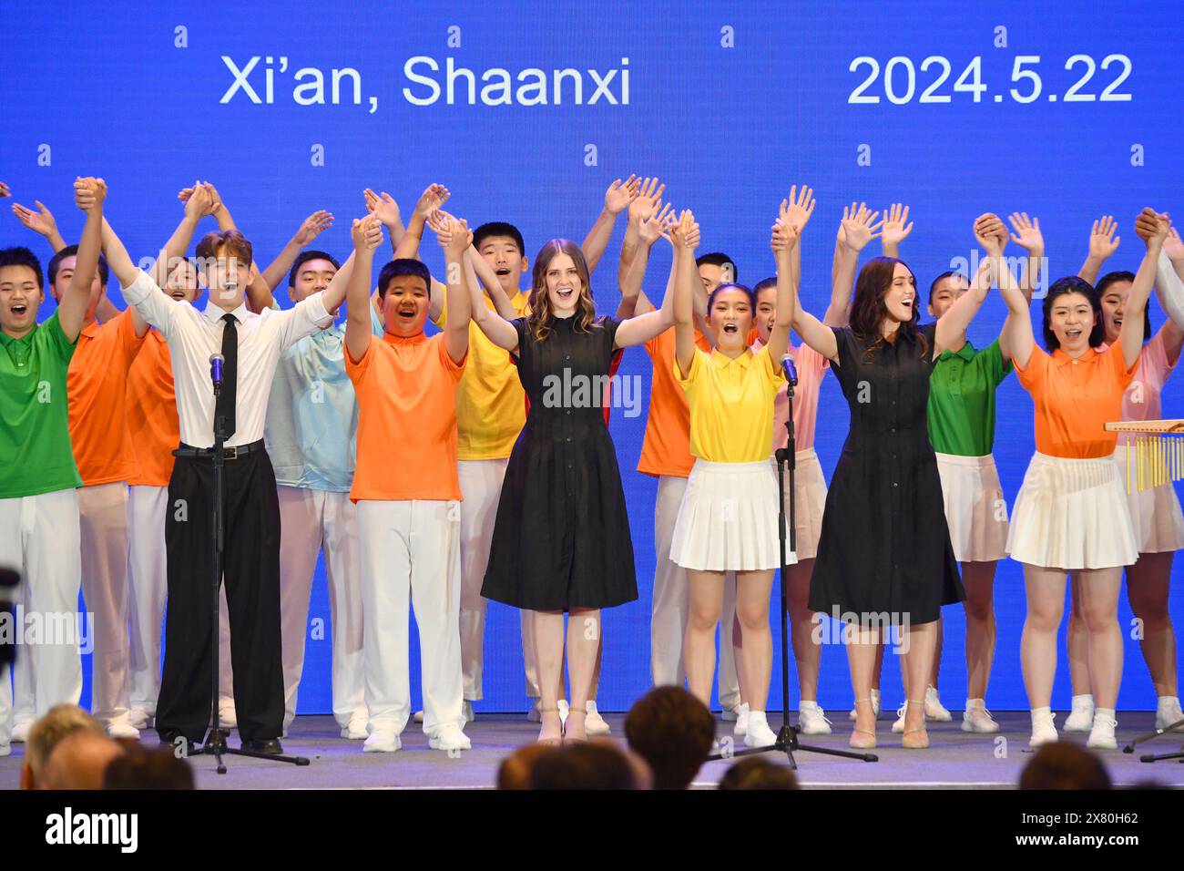 (240522) -- XI'AN, 22 mai 2024 (Xinhua) -- des étudiants chinois et amérindiens se produisent lors de la cérémonie d'ouverture de la 14e édition de la Chine-États-Unis Sommet du leadership touristique à Xi'an, dans la province du Shaanxi, au nord-ouest de la Chine, le 22 mai 2024. Le sommet s'est ouvert à Xi'an mercredi, avec le thème de 'expansion Chine-États-Unis Voyages et tourisme et échanges interpersonnels. » Il est co-organisé par le ministère de la culture et du Tourisme de Chine, le gouvernement populaire de la province de Shaanxi, le département américain du commerce et Brand USA. (Xinhua/Shao Rui) Banque D'Images