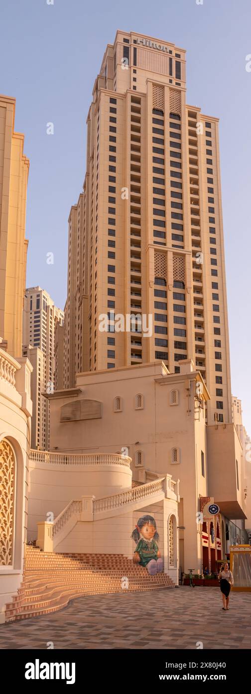 Un panorama vertical, de la résidence Jumeriah Beach au JBR Walk à Dubaï. Banque D'Images