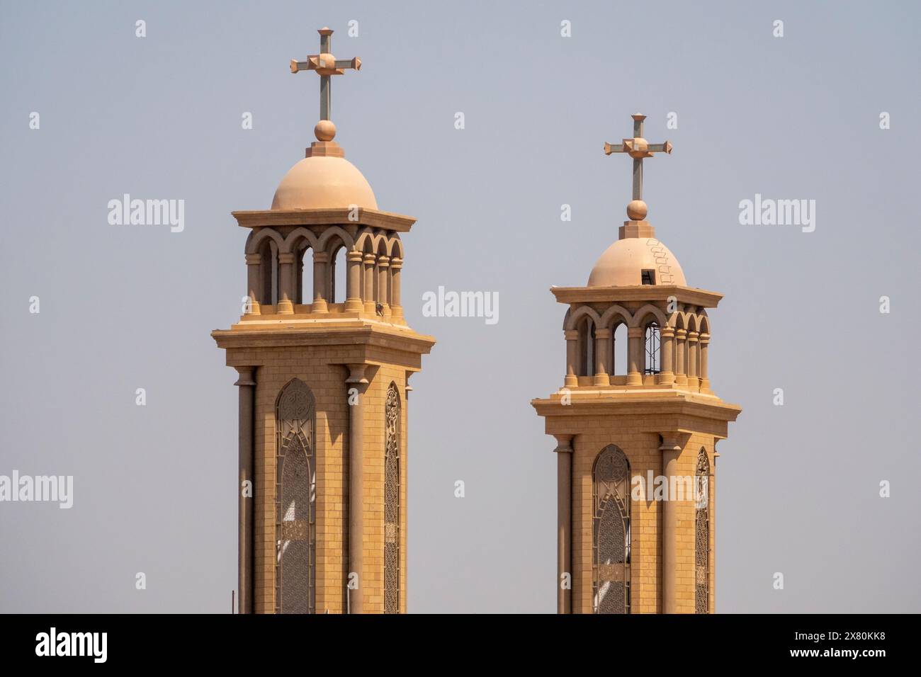 Deux flèches d'église sur une église chrétienne en Egypte Banque D'Images