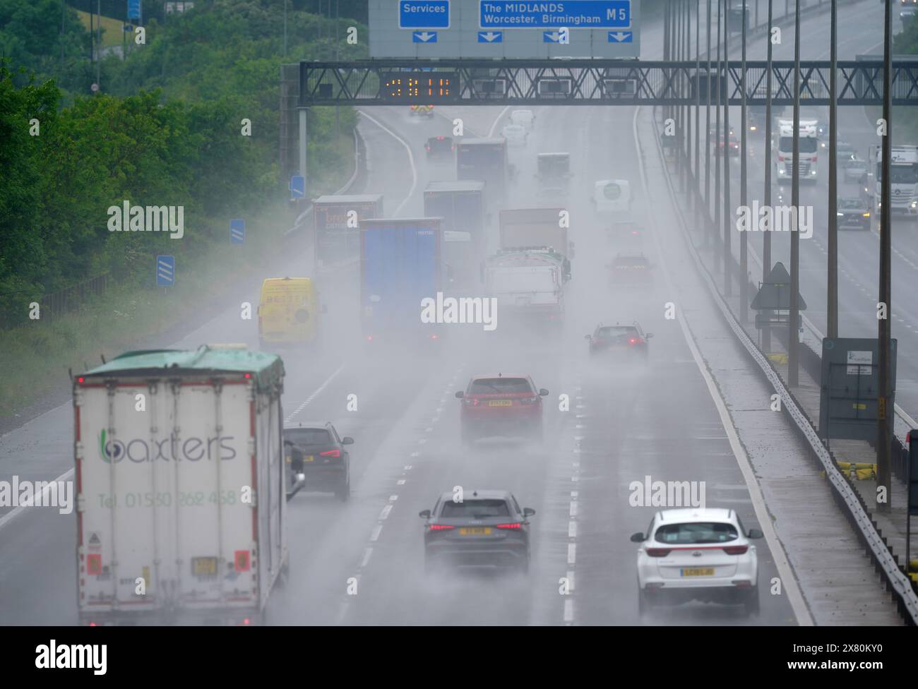 Une vue générale des automobilistes sous la pluie sur la M5 en direction nord. De fortes pluies pourraient provoquer des inondations et perturber les transports dans une grande partie du Royaume-Uni mercredi et jeudi, avec un avertissement orange émis pour une partie du pays. Date de la photo : mercredi 22 mai 2024. Banque D'Images