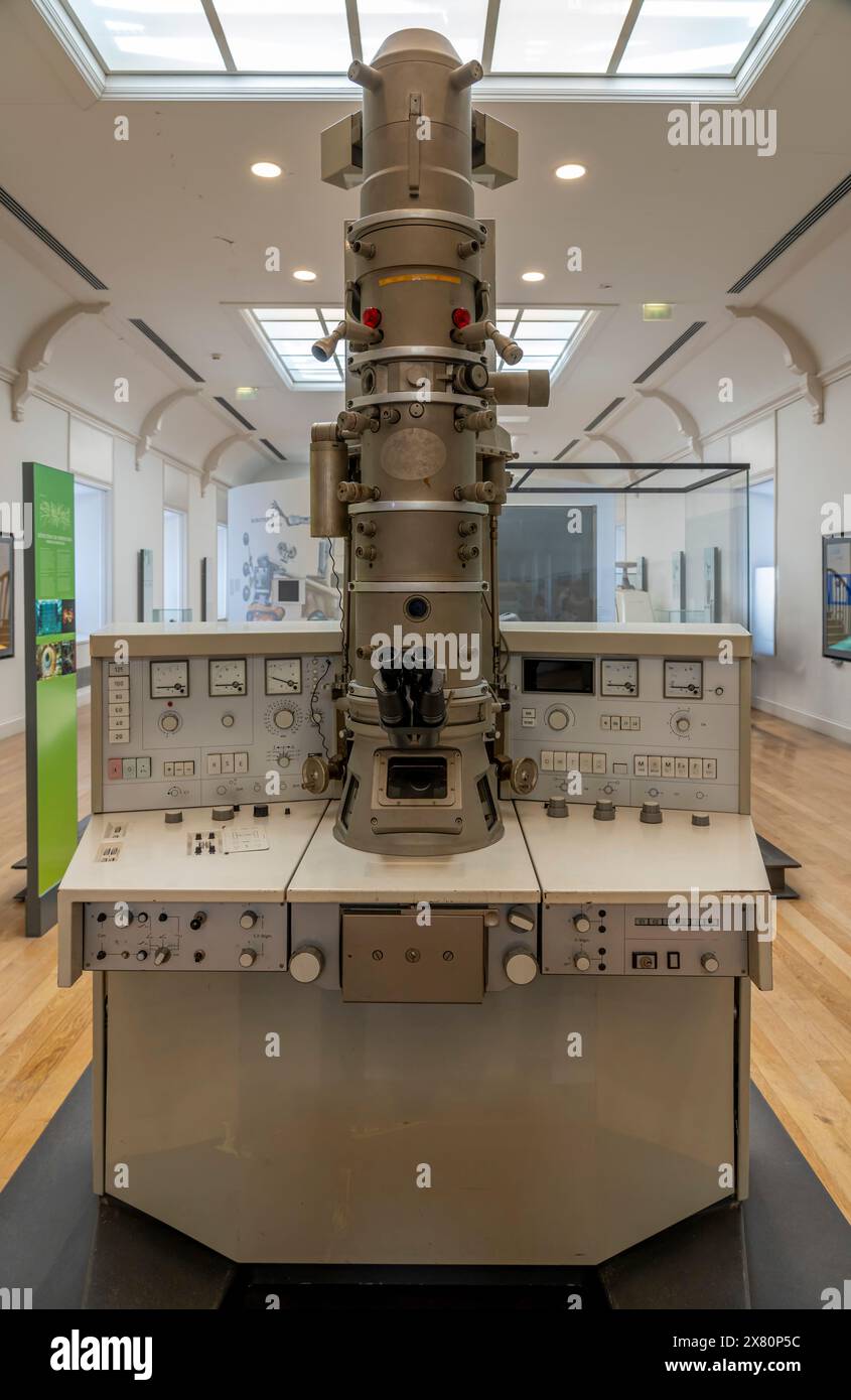 Paris, France - 05 11 2024 : Musée des Arts et métiers. Vue d'un microscope électronique à transmission Siemens Banque D'Images