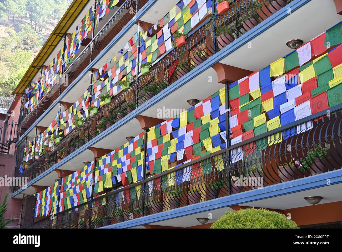 Des centaines de drapeaux colorés attachés sur les balcons d'un monastère hindou à Pharping, au Népal Banque D'Images