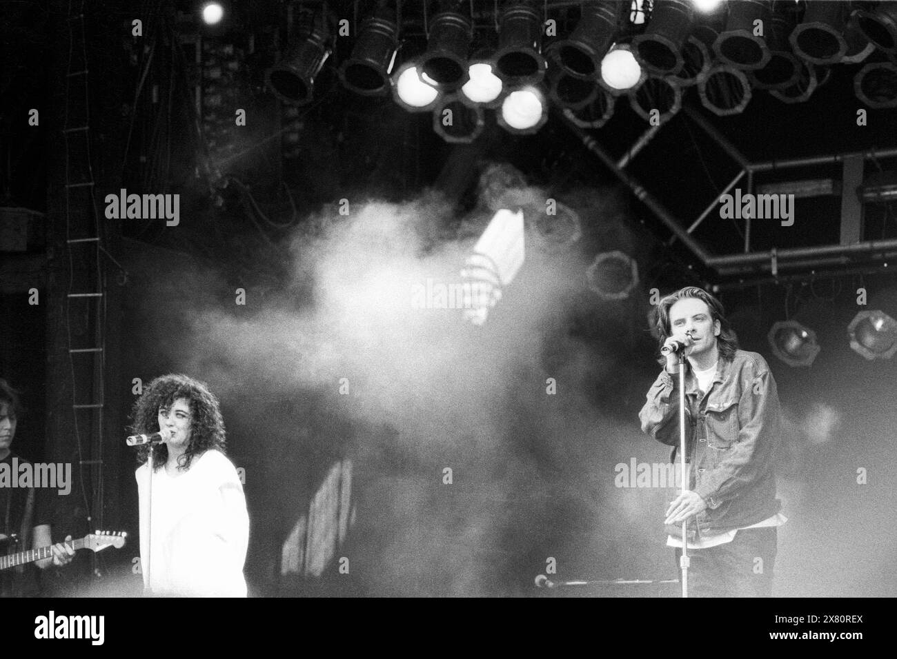 DEACON BLUE, PYRAMID STAGE, GLASTONBURY 1990 : Ricky Ross et Lorraine McIntosh de Deacon Blue sur la Pyramid main Stage au Glastonbury Festival, Pilton Farm, Somerset, Angleterre, juin 1990. En 1990, le festival a célébré son 20e anniversaire. Photo : ROB WATKINS. INFO : Deacon Blue est un groupe pop-rock écossais formé en 1985, connu pour ses mélodies soulful et ses paroles introspectives. Ils ont gagné en popularité avec des succès comme «Dignity» et «Real Gone Kid», devenant un acte important à la fin des années 1980 et 1990 Banque D'Images