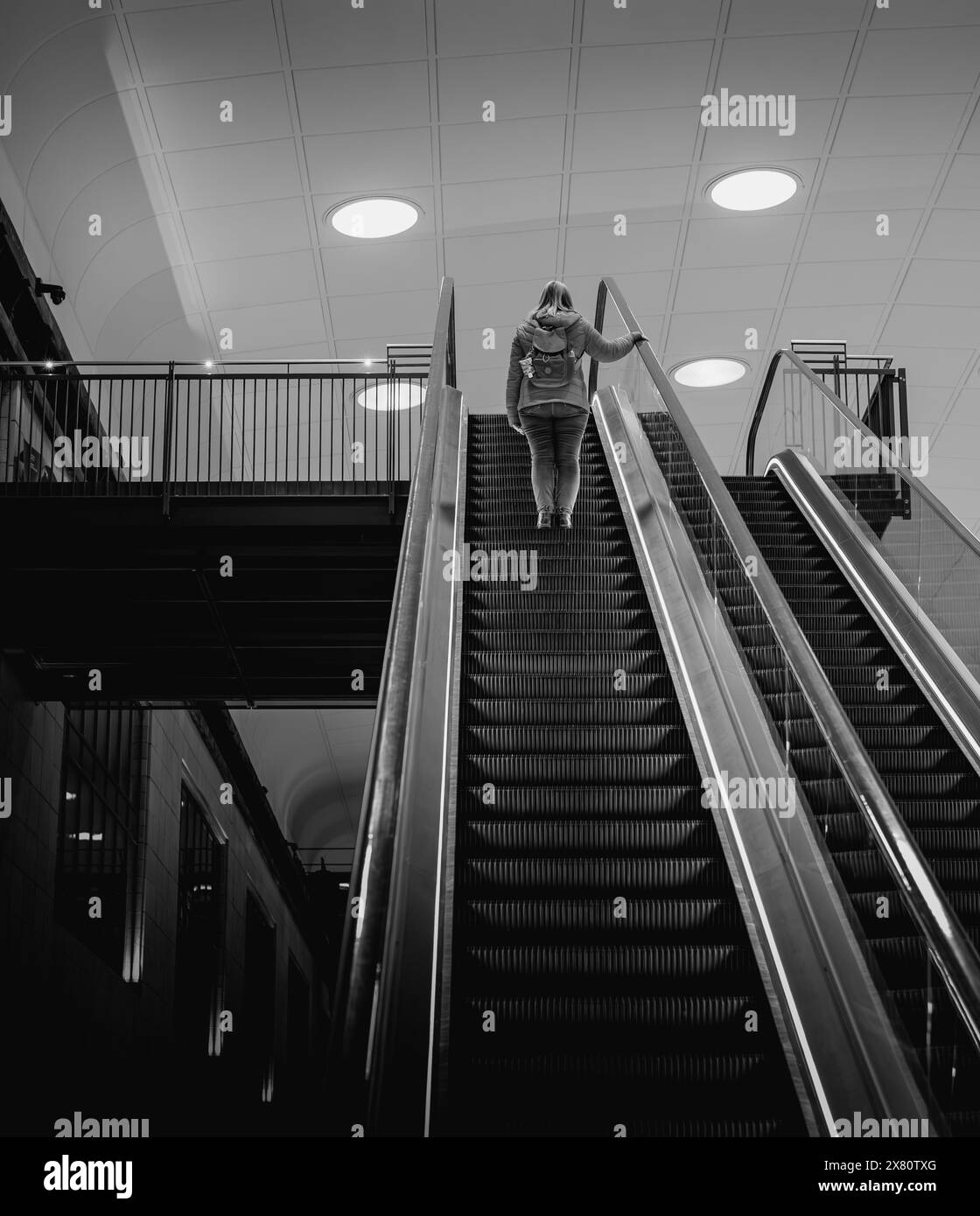 Une personne voyageant sur l'ascenseur et approchant du sommet. Personne d'autre dans l'ascenseur. Architecture moderne à l'intérieur d'un bâtiment. ascenseur raide Banque D'Images