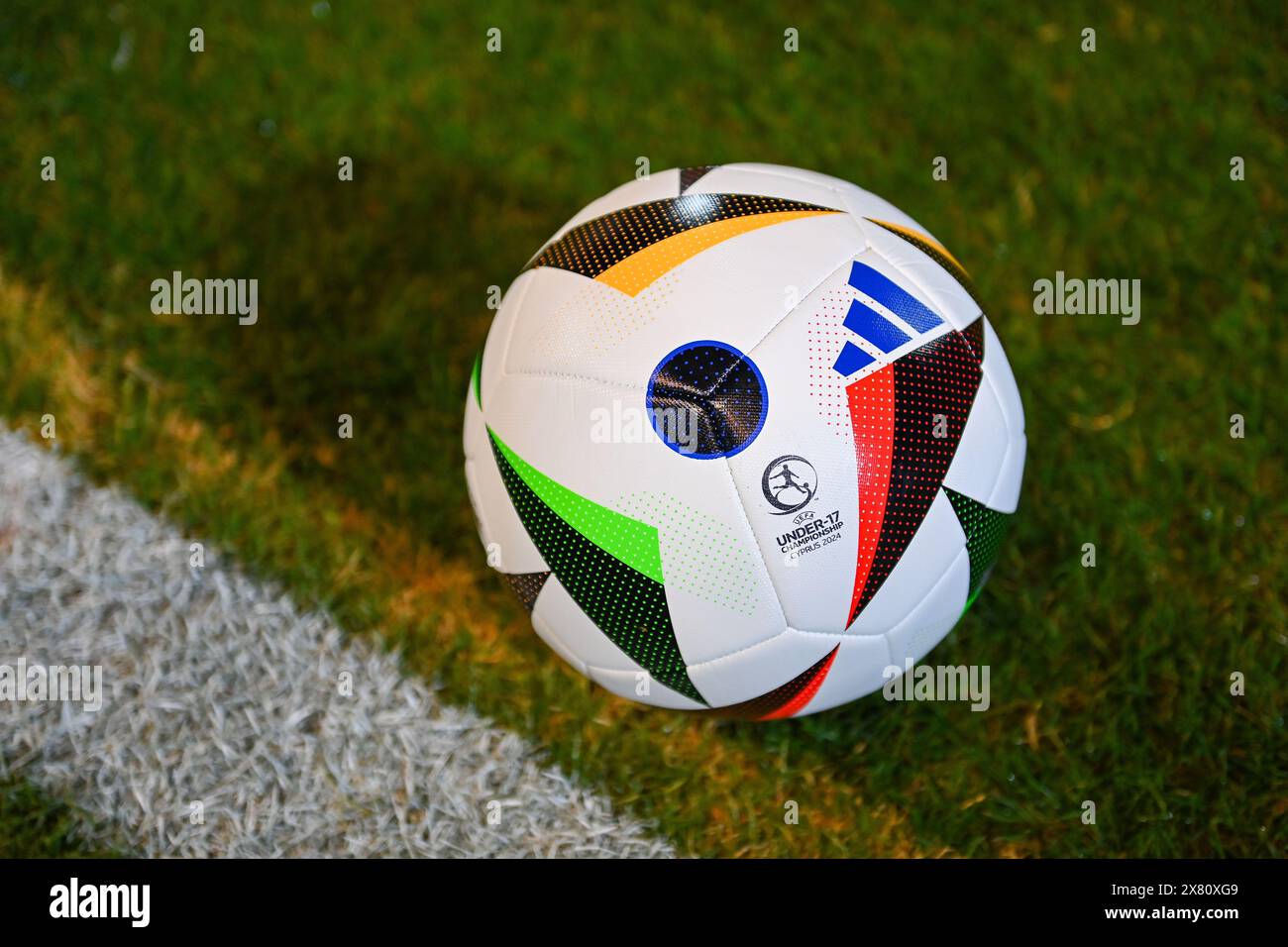 Larnaca, Chypre, 21 mai 2024. Un ballon de match officiel sur le terrain avant le match U17 European Group d entre la France et l'Angleterre. Crédit : TeeGeePix/Alamy Live News Banque D'Images