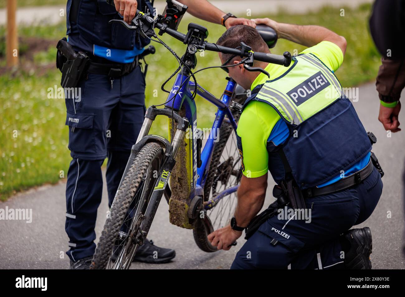 Nuremberg, Allemagne. 22 mai 2024. Des agents de la police de la circulation du groupe de vélo de moyenne Franconie vérifient un vélo lors d'un contrôle de la circulation. La police bavaroise intensifie ses contrôles sur le cyclisme dans l'État en mai. Le nombre d'accidents à vélo ayant des conséquences graves a augmenté de manière significative en Bavière ces dernières années, malgré les mesures de prévention dans les écoles, les mesures structurelles et les contrôles de police. Crédit : Daniel Karmann/dpa/Alamy Live News Banque D'Images
