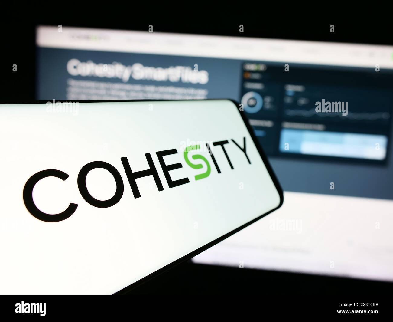 Téléphone portable avec le logo de la société américaine de gestion de données Cohesity Inc devant le site Web de l'entreprise. Mettez l'accent sur le centre-gauche de l'écran du téléphone. Banque D'Images