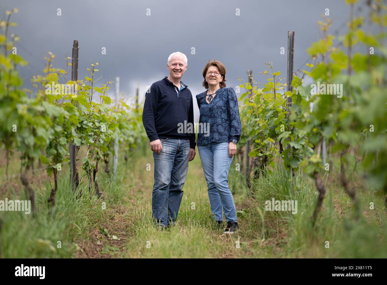 Hattenheim, Allemagne. 22 mai 2024. Les vignerons Urban Kaufmann (à gauche) et Eva Raps se dressent entre les vignes de leur vignoble à l’extérieur de Hattenheim dans le Rheingau. Crédit : Boris Roessler/dpa/Alamy Live News Banque D'Images