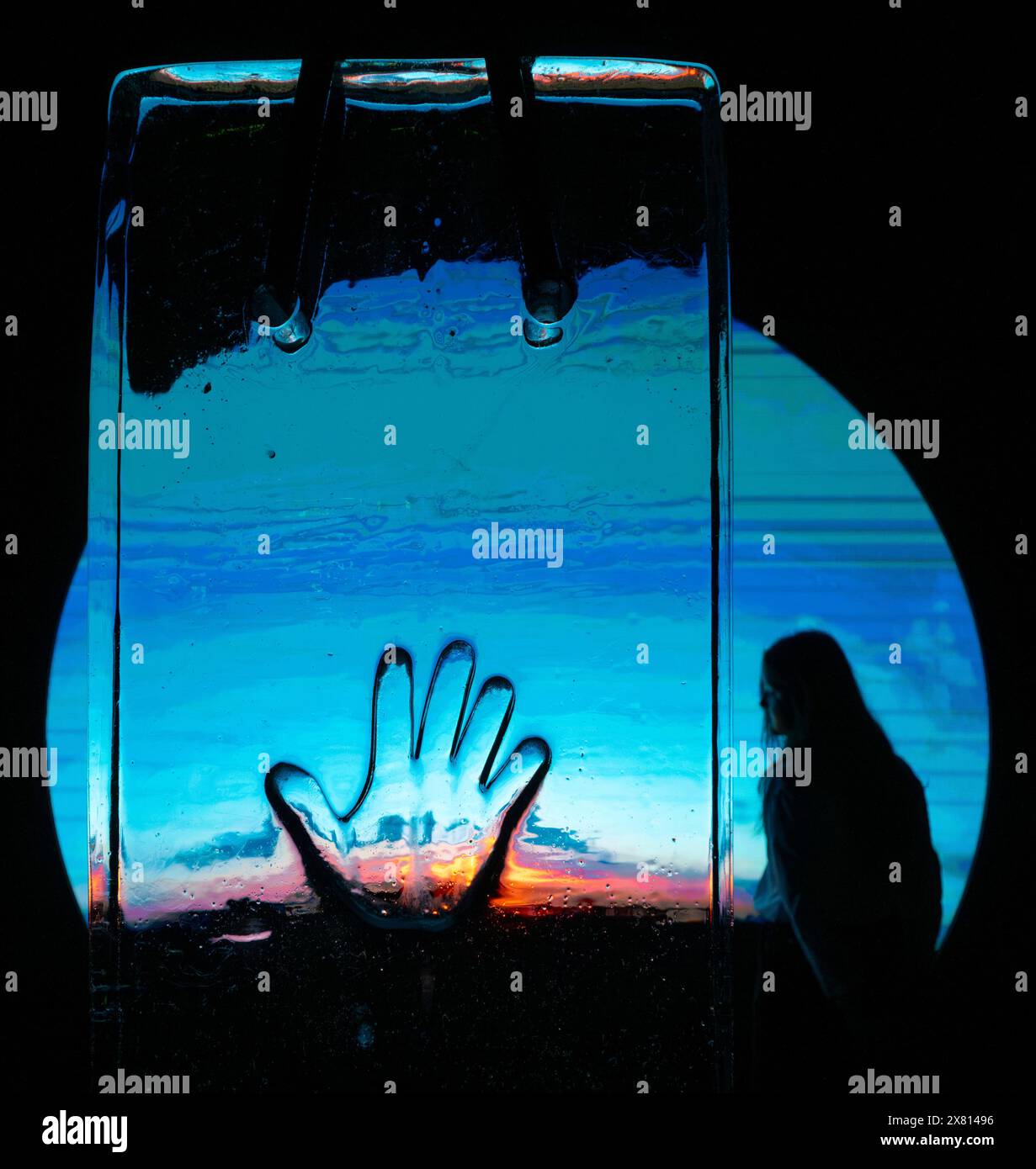 180 Studios, The Strand, Londres, Royaume-Uni. 22 mai 2024. The Vinyl Factory : REVERB est une exposition multimédia majeure explorant la fusion de l’art et de la musique et présentant 18 installations audiovisuelles et expériences sonores. Image : Caterina Barbieri avec Ruben Spini, Vigil 2,0, compositeur italien Barbieri expores des thèmes liés à l'intelligence artificielle et à la perception orientée objet dans le son. Crédit : Malcolm Park/Alamy Live News Banque D'Images