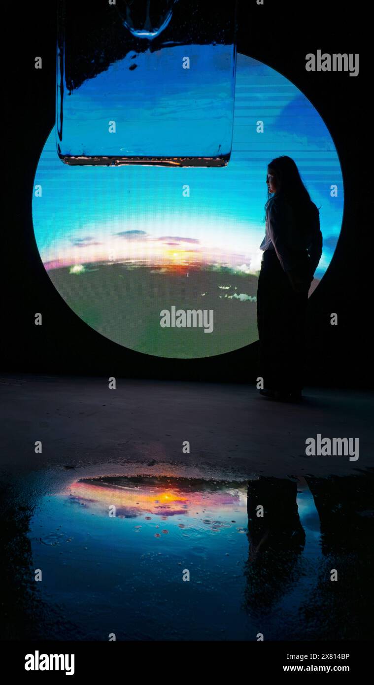 180 Studios, The Strand, Londres, Royaume-Uni. 22 mai 2024. The Vinyl Factory : REVERB est une exposition multimédia majeure explorant la fusion de l’art et de la musique et présentant 18 installations audiovisuelles et expériences sonores. Image : Caterina Barbieri avec Ruben Spini, Vigil 2,0, compositeur italien Barbieri expores des thèmes liés à l'intelligence artificielle et à la perception orientée objet dans le son. Crédit : Malcolm Park/Alamy Live News Banque D'Images