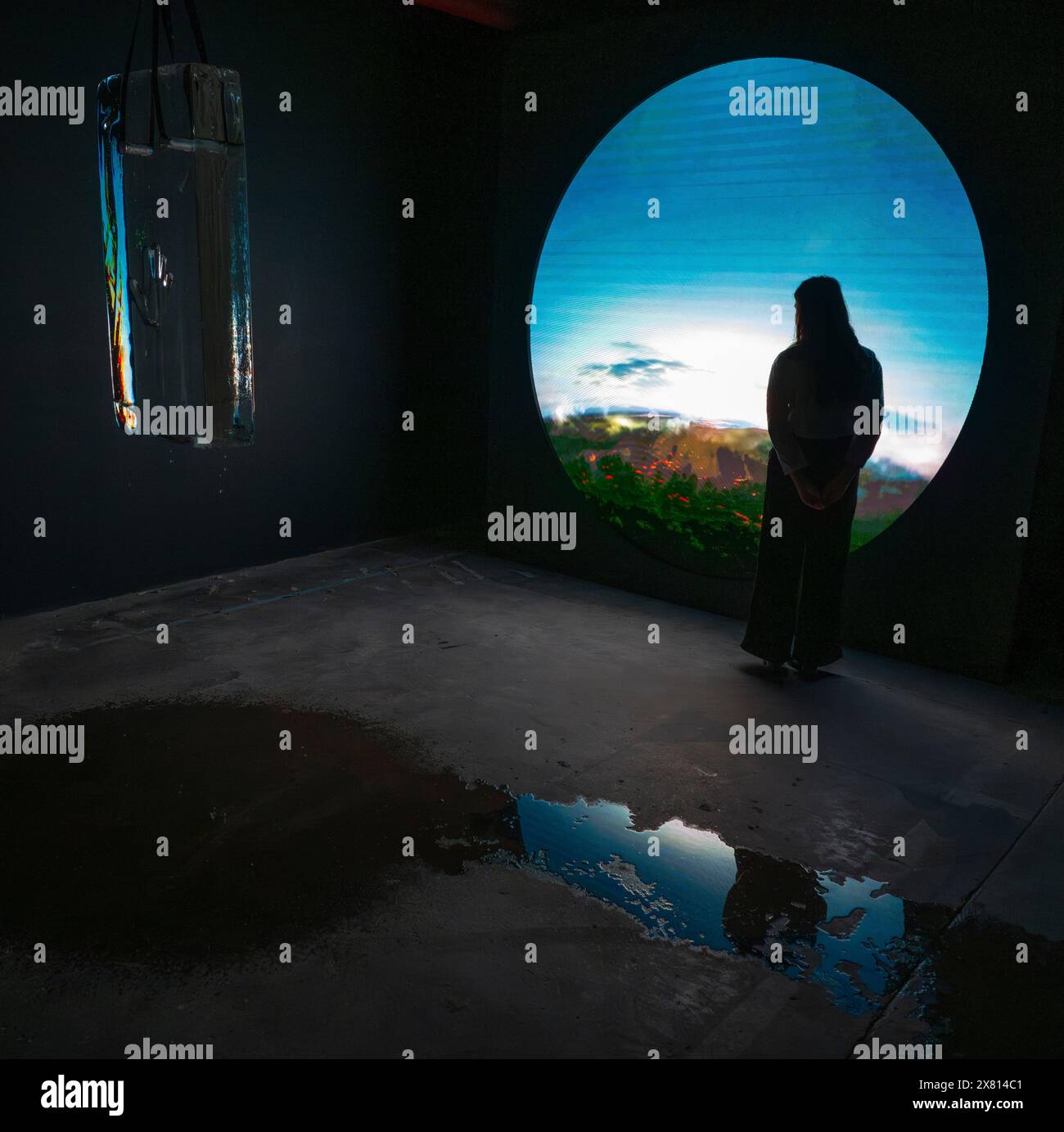 180 Studios, The Strand, Londres, Royaume-Uni. 22 mai 2024. The Vinyl Factory : REVERB est une exposition multimédia majeure explorant la fusion de l’art et de la musique et présentant 18 installations audiovisuelles et expériences sonores. Image : Caterina Barbieri avec Ruben Spini, Vigil 2,0, compositeur italien Barbieri expores des thèmes liés à l'intelligence artificielle et à la perception orientée objet dans le son. Crédit : Malcolm Park/Alamy Live News Banque D'Images