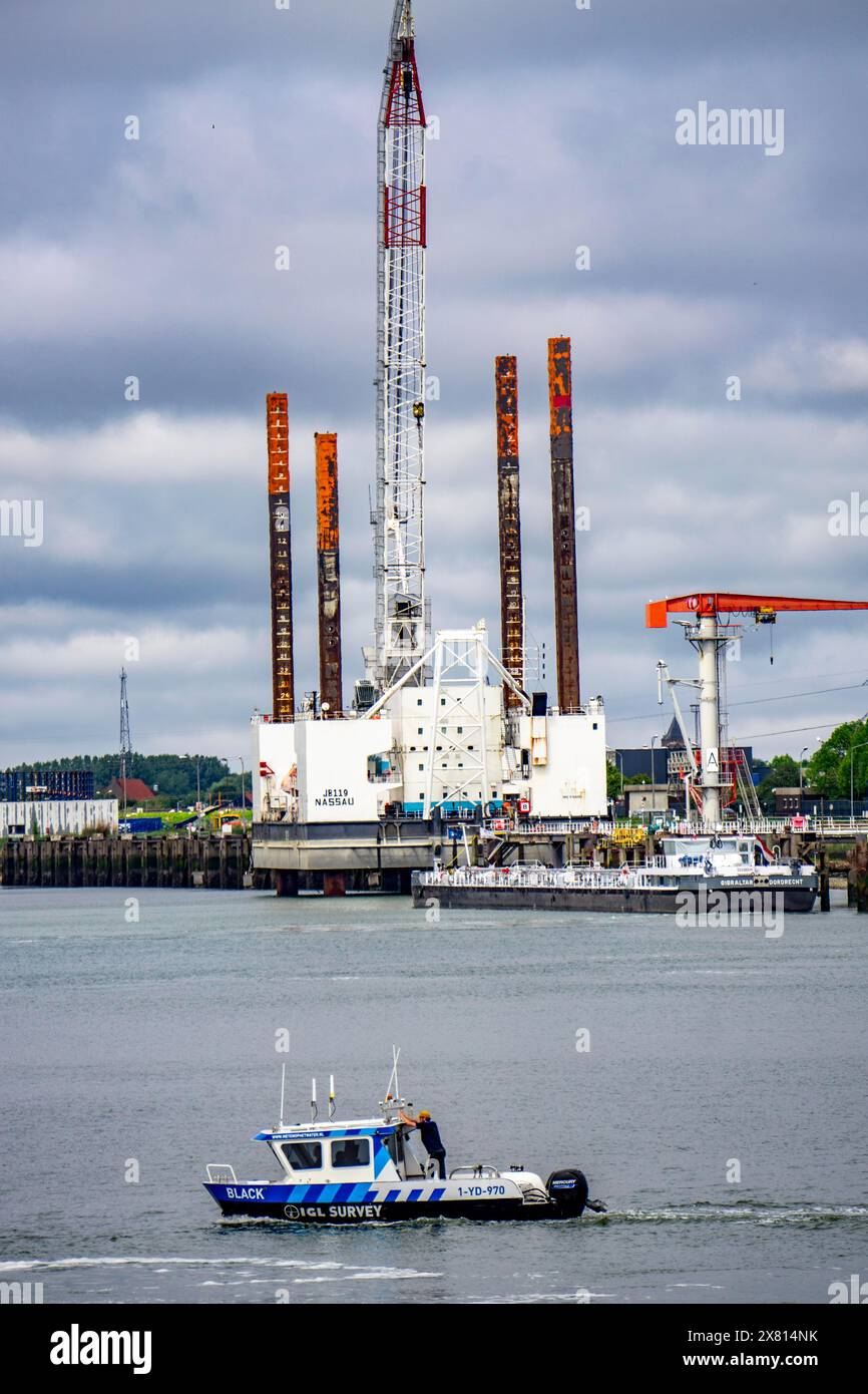 La plate-forme élévatrice, JB119, plate-forme de travail, par exemple pour la construction de parcs éoliens offshore, dans le port de Vlissingen, Zélande, pays-Bas Banque D'Images