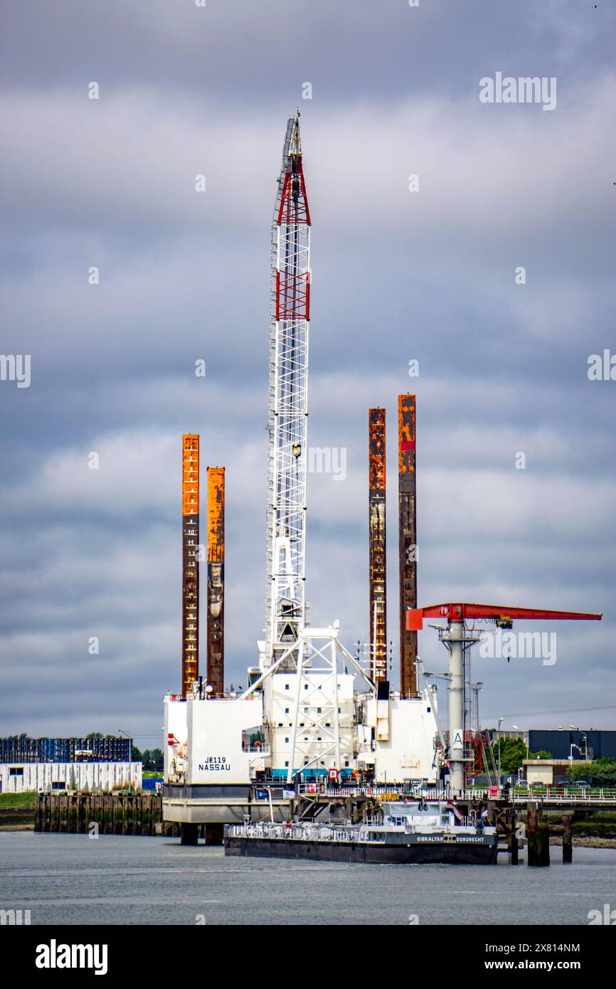 La plate-forme élévatrice, JB119, plate-forme de travail, par exemple pour la construction de parcs éoliens offshore, dans le port de Vlissingen, Zélande, pays-Bas Banque D'Images