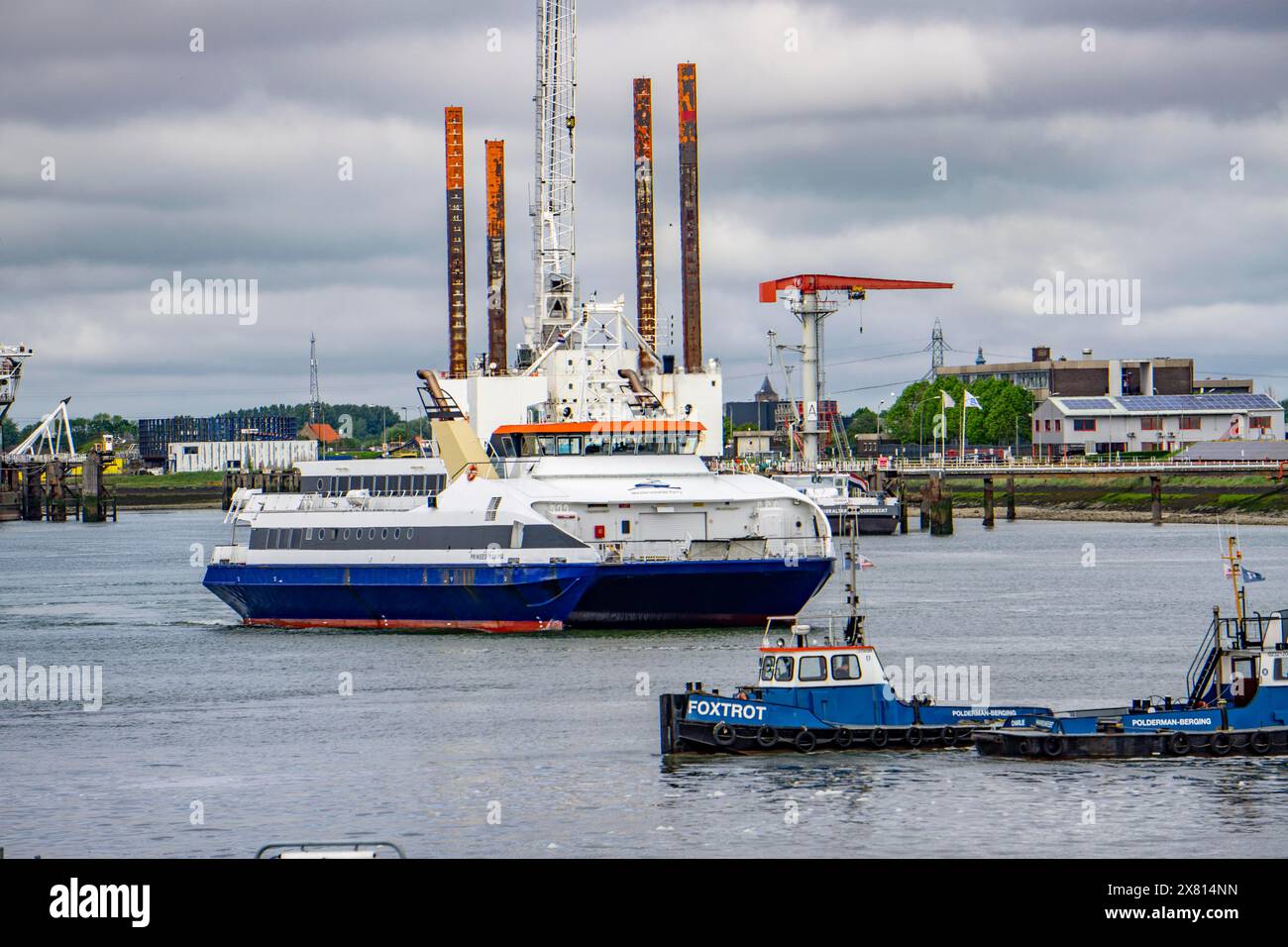 La plate-forme élévatrice, JB119, plate-forme de travail, par exemple pour la construction de parcs éoliens offshore, dans le port de Vlissingen, Westernschelde Ferry, Zeel Banque D'Images