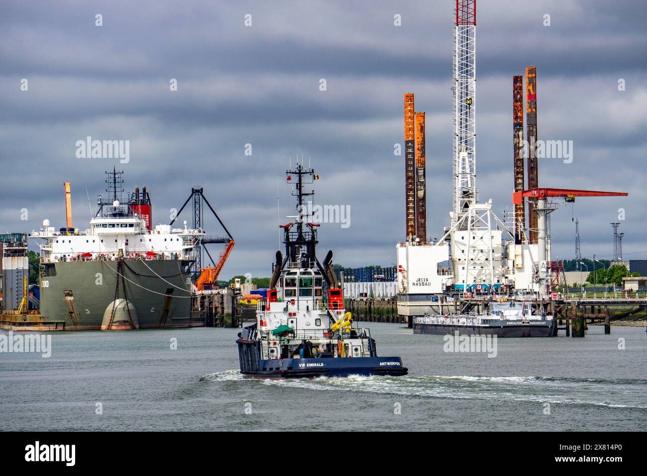 La plate-forme élévatrice, JB119, plate-forme de travail, par exemple pour la construction de parcs éoliens offshore, navire de transport lourd Fjord, dans le port de Vlissi Banque D'Images