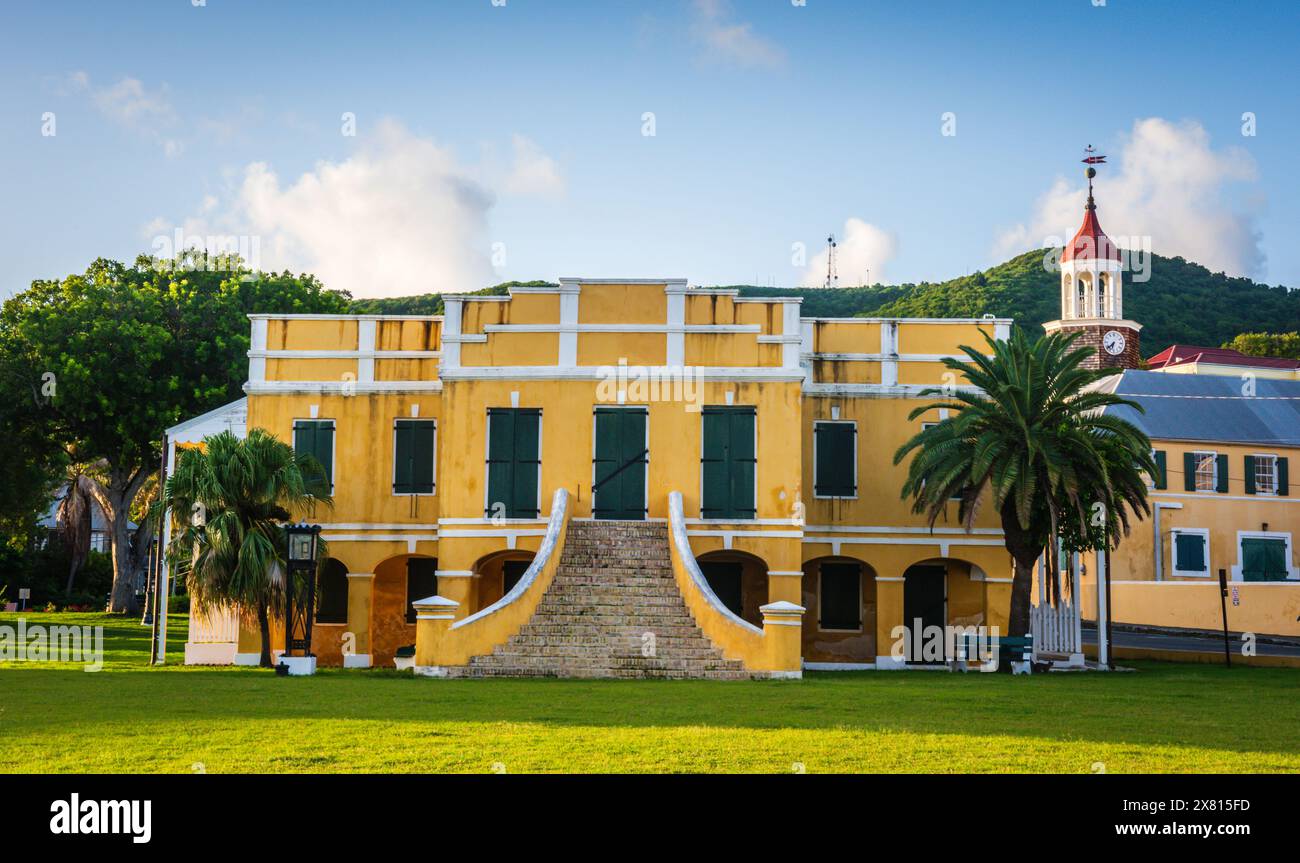 Croix, Îles Vierges américaines - 10 septembre 2016 : un bâtiment historique jaune vif est au cœur du lieu historique national de Christiansted. Banque D'Images