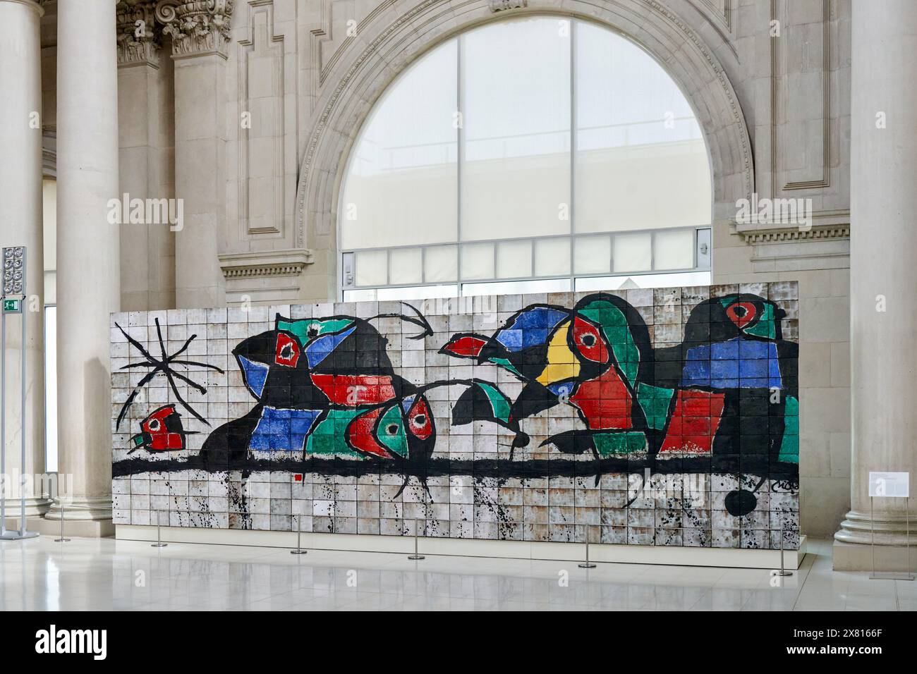 Carreaux, murale en céramique de carreaux de grès réfractaire et émaux en blanc, noir, bleu, rouge et vert, 1978, Joan Miró, (Barcelone, 1893 – Palma, 1983), Banque D'Images