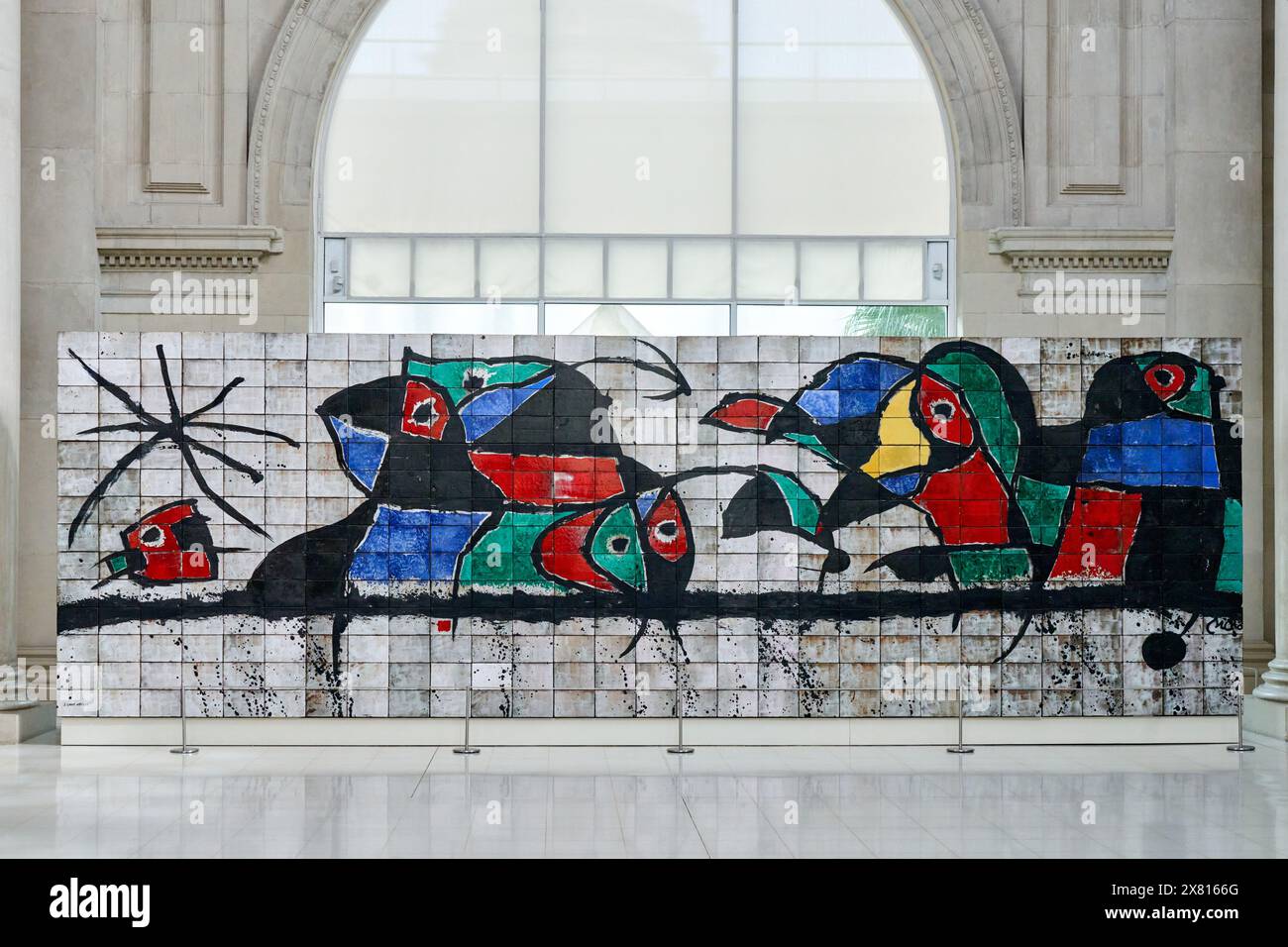 Carreaux, murale en céramique de carreaux de grès réfractaire et émaux en blanc, noir, bleu, rouge et vert, 1978, Joan Miró, (Barcelone, 1893 – Palma, 1983), Banque D'Images