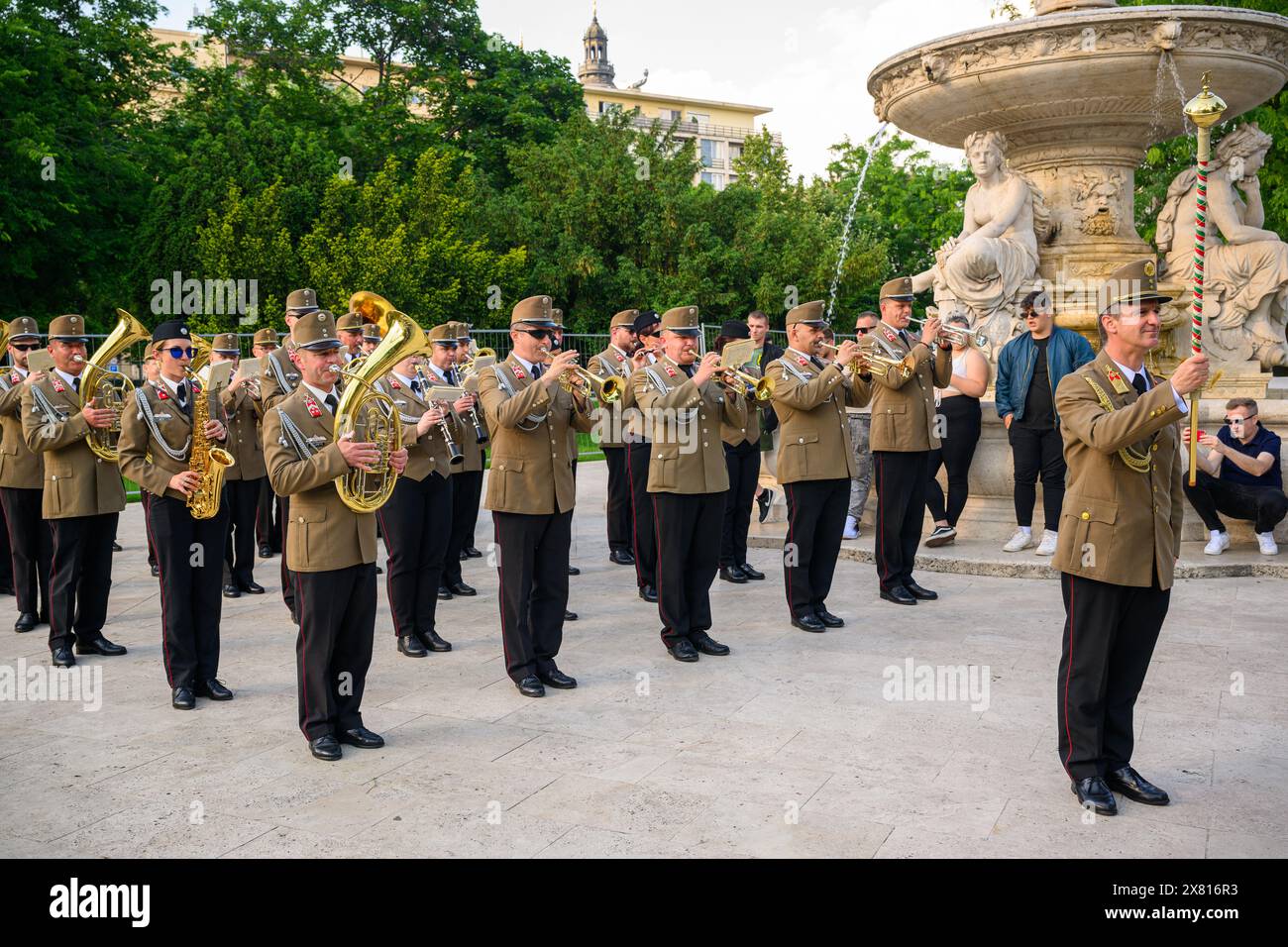 Un Brass band jouant à Elizabeth Square, Budapest, Hongrie Banque D'Images