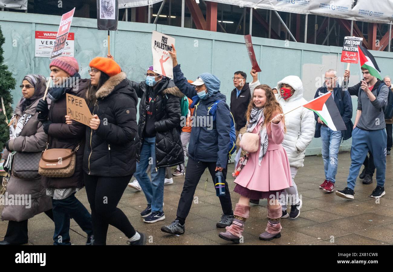 Des manifestants pro-palestiniens défilent dans les rues de la ville, 16 décembre 2023, Southampton , Royaume-Uni. Banque D'Images