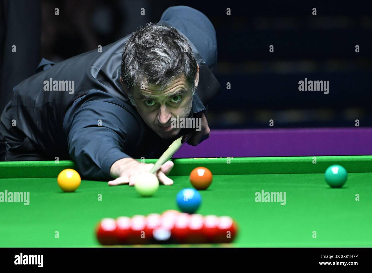 Kunshan, province chinoise du Jiangsu. 22 mai 2024. Ronnie O'Sullivan concourt lors du match contre Marco Fu dans un match d'exposition à Kunshan, dans la province du Jiangsu de l'est de la Chine, le 22 mai 2024. Crédit : Wang Xuzhong/Xinhua/Alamy Live News Banque D'Images