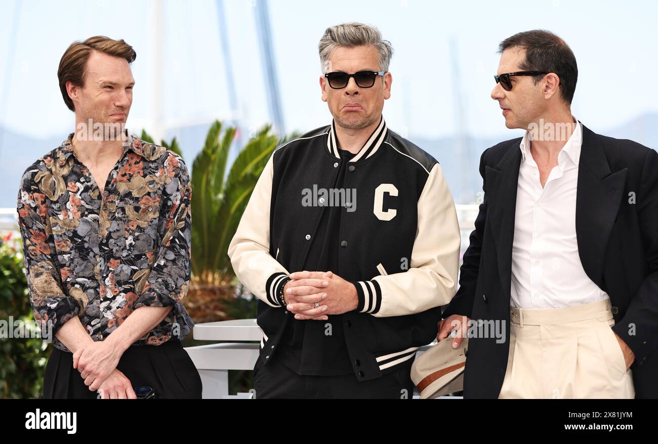 Cannes, France. 22 mai 2024. Les acteurs français Melvil Poupaud (R) et Benjamin Biolay (C) et l'acteur britannique Hugh Skinner posent lors d'un appel photo pour le film 'Marcello Mio' au 77e Festival de Cannes, dans le sud de la France, le 22 mai 2024. Crédit : Gao Jing/Xinhua/Alamy Live News Banque D'Images