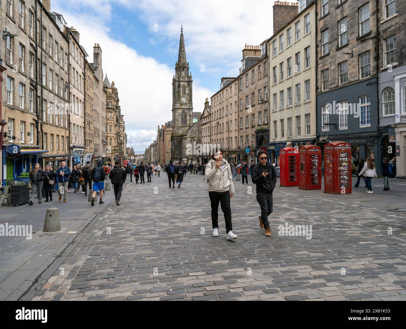 Edinburgh Street Scene - touristes marchant dans la High Street, Royal Mile, Édimbourg. Le Tron Kirk est en arrière-plan Banque D'Images