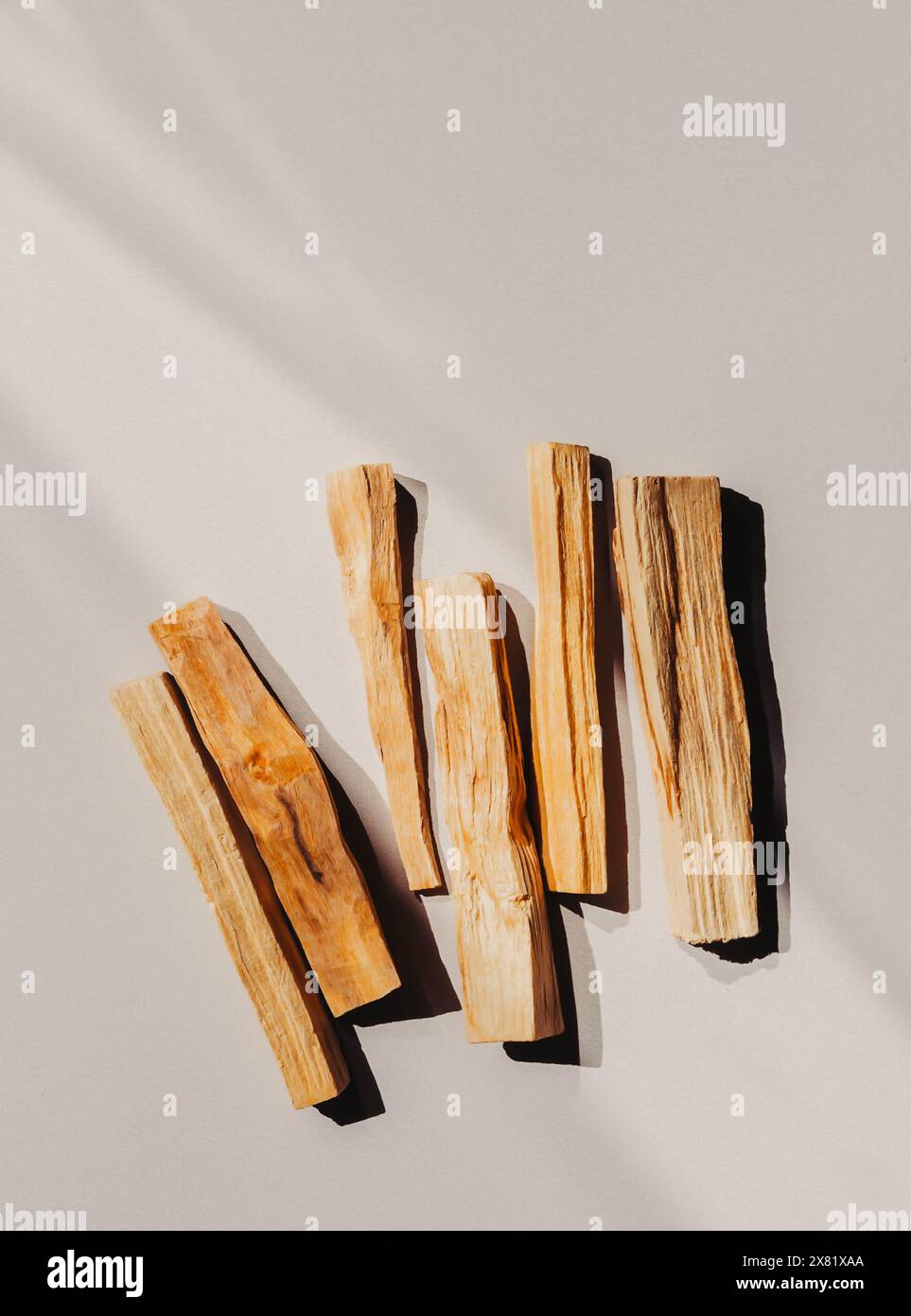 Bâtons en bois Palo Santo sur fond clair. Aromathérapie et rites religieux et méditations. Palo santo bâton pour la cérémonie de purification. Vue de dessus. Banque D'Images