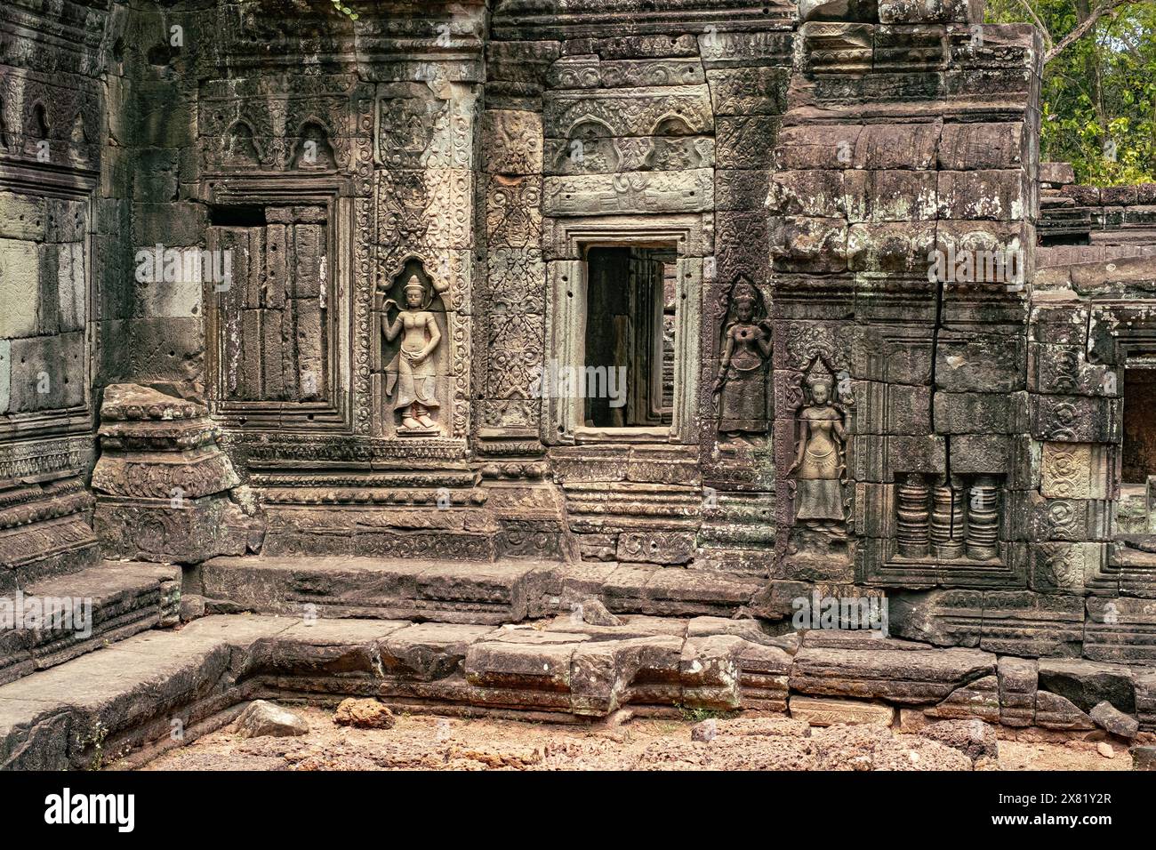 Mur de pierre d'Angkor Thom, l'un des nombreux sites d'Angkor Vat site du patrimoine mondial de l'UNESCO, Siem Reap, Cambodge Banque D'Images