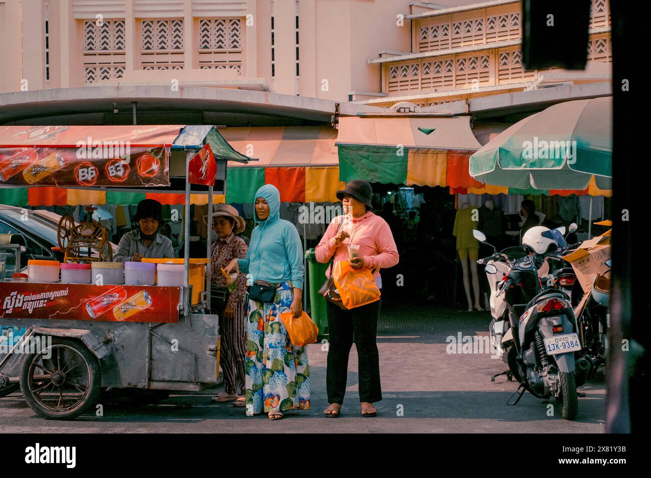 Femmes à l'extérieur du marché Tuol Tompoung Banque D'Images