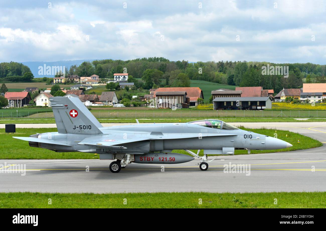 McDonnell Douglas F/A 18C Hornet chasseur de l'armée de l'air suisse dans un cadre rural, aérodrome militaire de Payerne, Vaud, Suisse Banque D'Images