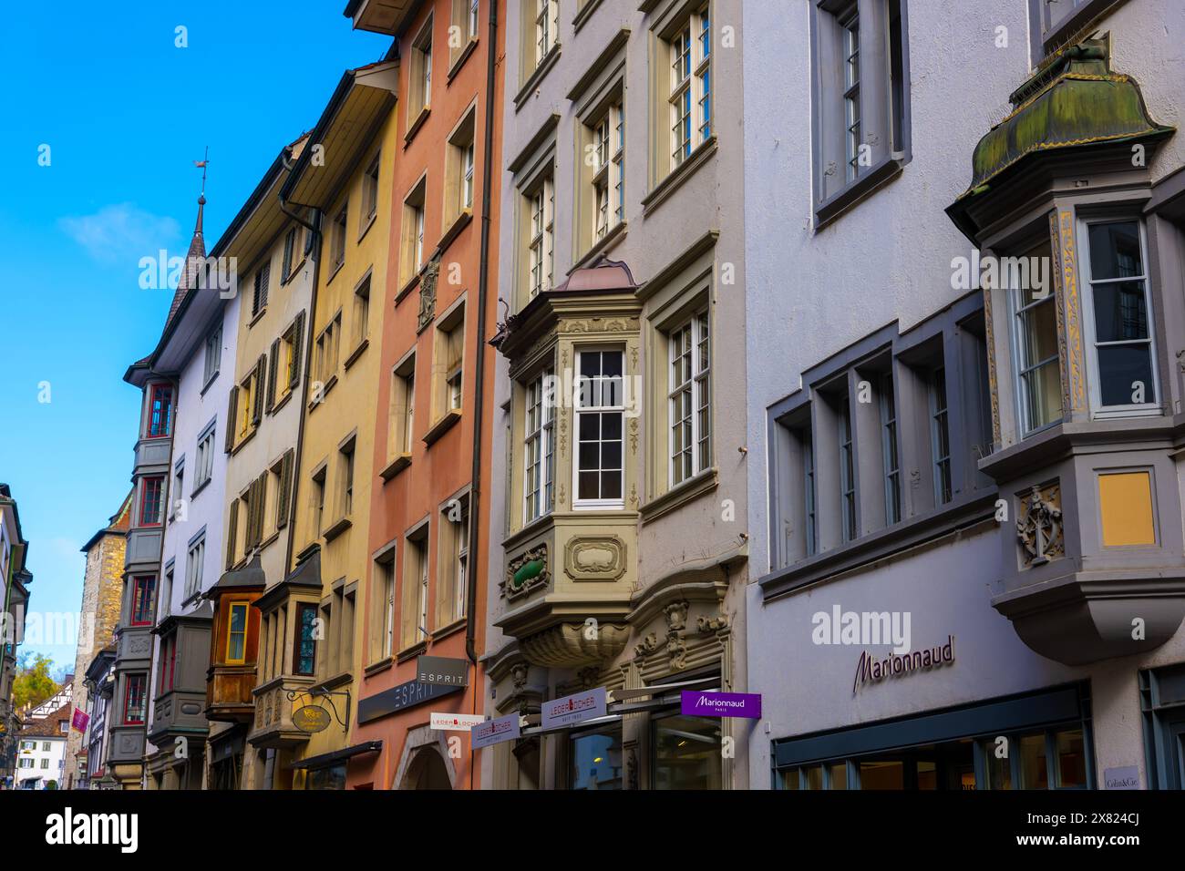 Rue de la ville du Moyen-âge en une journée ensoleillée à Schaffhausen en Suisse. Banque D'Images