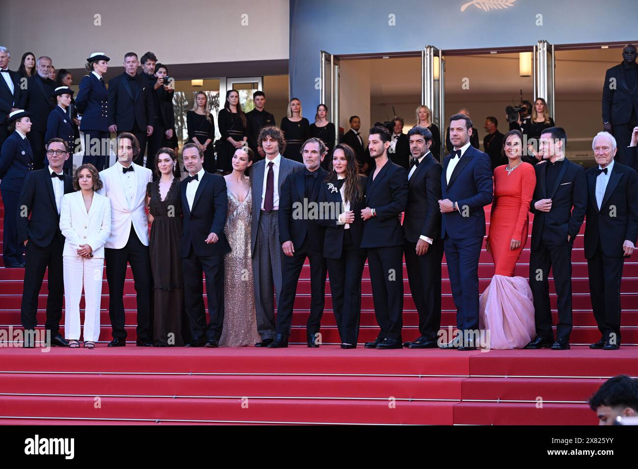 Alexandre de la Patellière, Marie Narbonne, Dimitri Rassam, Anamaria Vartolmei, Patrick mille, Adele Simphal, Vassili Schneider, Matthieu Delaporte, Anaïs Demoustier, Pierre Niney, Pierfrancesco Favino, Laurent Lafitte, Julie de Bona, Julien de Saint-Jean et Jérôme Seydoux lors de la première du Comte de Monte Cristo lors du 77e Festival de Cannes. Date de la photo : mercredi 22 mai 2024. Banque D'Images