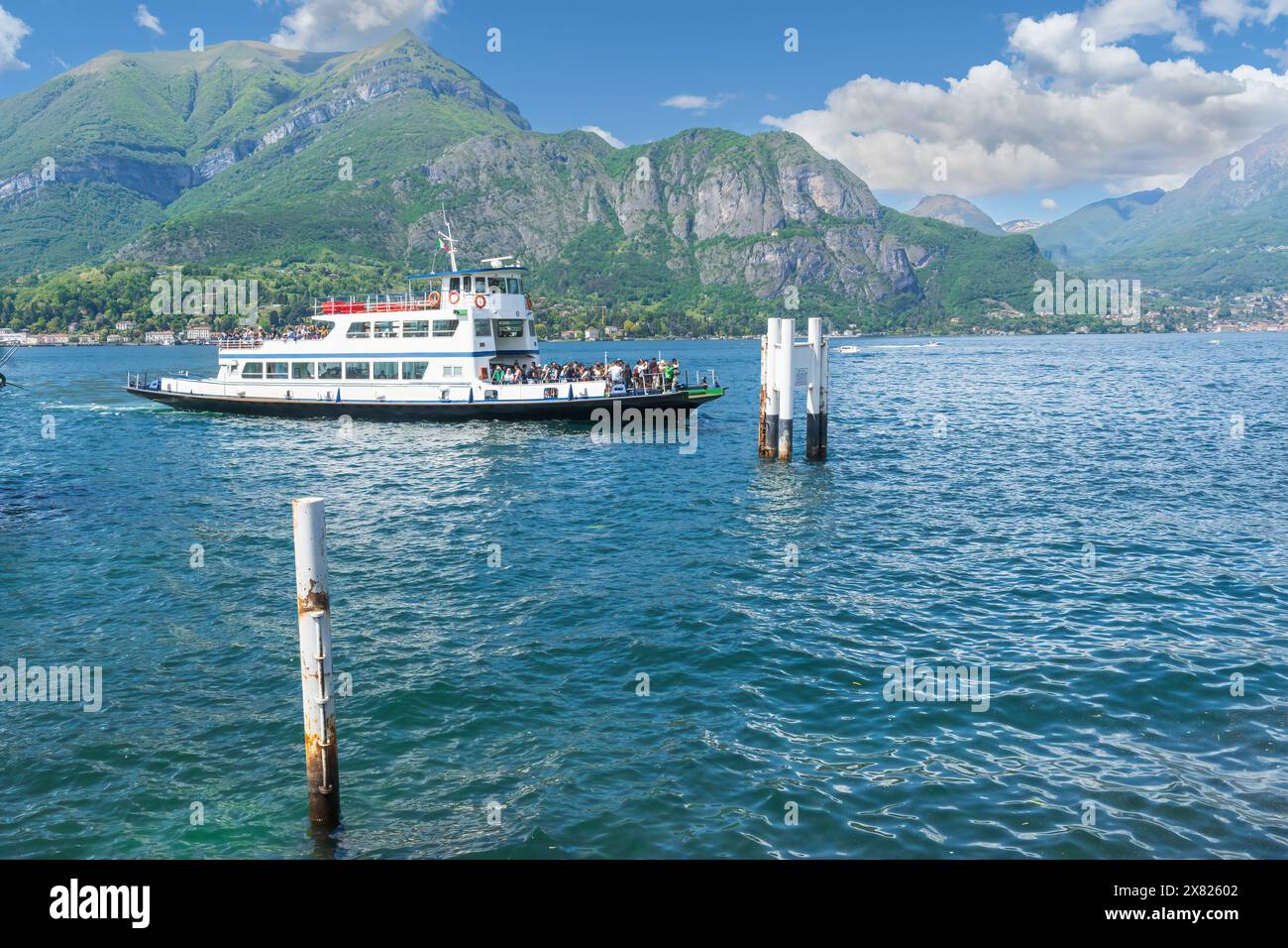 Ferry arrivant à Bellagio sur le lac de Côme Banque D'Images Ferry arrivant à Bellagio sur le lac de Côme Banque D'Images