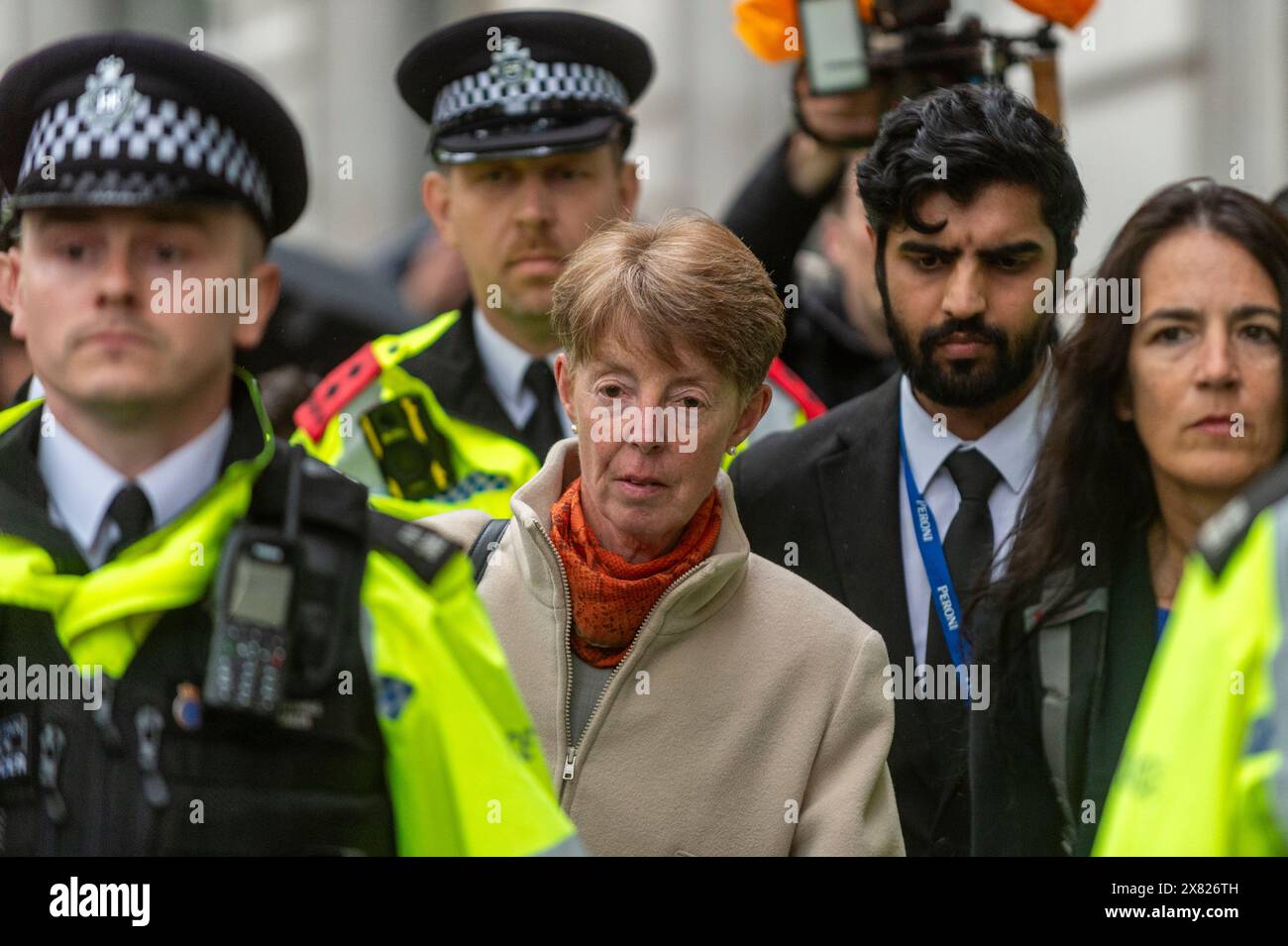 Londres, Royaume-Uni. 22 mai 2024. Paula Vennells, ancienne directrice générale de Post Office, quitte Aldwych House après avoir témoigné lors de l'enquête sur le système INFORMATIQUE Horizon de Post Office Ltd. Le sous-maître de poste Alan Bates a mené un litige de groupe contre la poste en 2017 qui a abouti à un règlement de £58 millions, dont £47 millions de frais juridiques, laissant 555 sous-maîtres de poste, dont certains ont été emprisonnés à tort, à partager £11 millions, moins de £20 000 chacun. Credit : Stephen Chung / Alamy Live News Banque D'Images