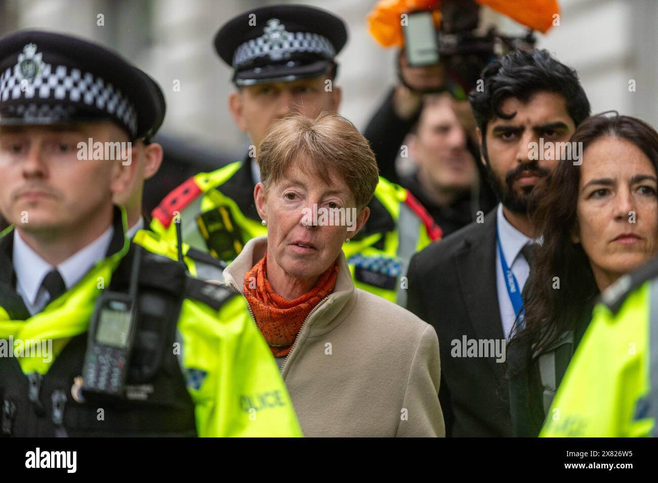 Londres, Royaume-Uni. 22 mai 2024. Paula Vennells, ancienne directrice générale de Post Office, quitte Aldwych House après avoir témoigné lors de l'enquête sur le système INFORMATIQUE Horizon de Post Office Ltd. Le sous-maître de poste Alan Bates a mené un litige de groupe contre la poste en 2017 qui a abouti à un règlement de £58 millions, dont £47 millions de frais juridiques, laissant 555 sous-maîtres de poste, dont certains ont été emprisonnés à tort, à partager £11 millions, moins de £20 000 chacun. Credit : Stephen Chung / Alamy Live News Banque D'Images