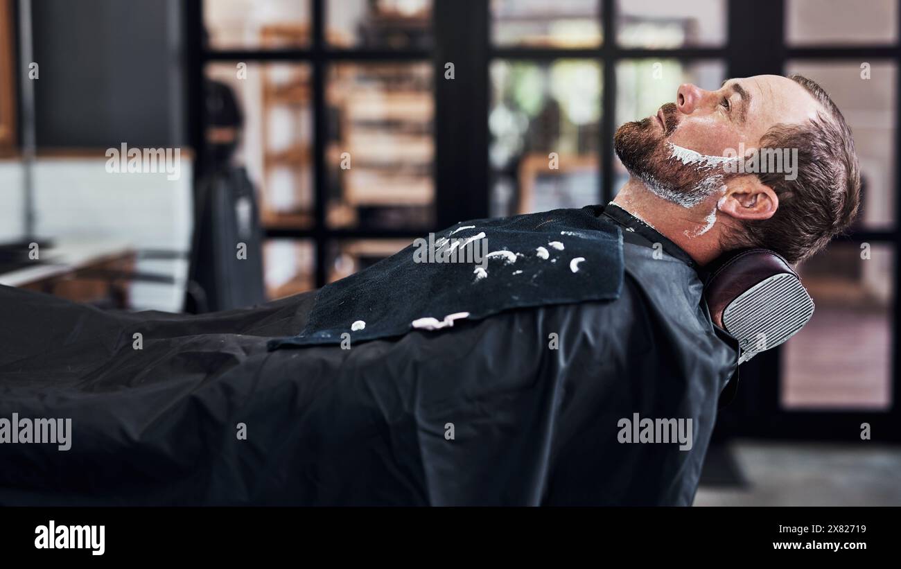Homme, client et soin de la barbe dans le salon de coiffure, laver et tailler ou ligne soignée du visage pour le client dans la chaise polyvalente. Rendez-vous, entretien et frais Banque D'Images