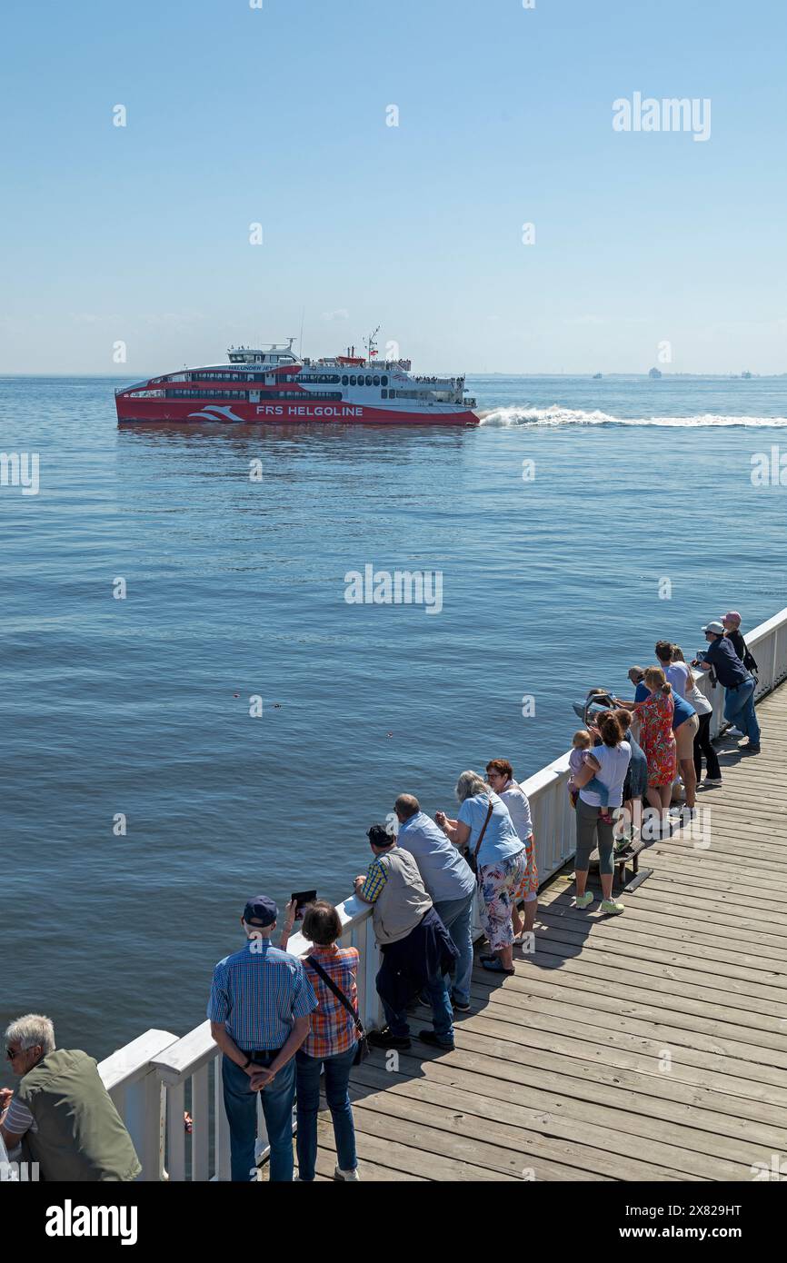 Personnes, balcon de vue Alte Liebe, catamaran Halunder-Jet allant à Heligoland, mer du Nord, Cuxhaven, basse-Saxe, Allemagne Banque D'Images