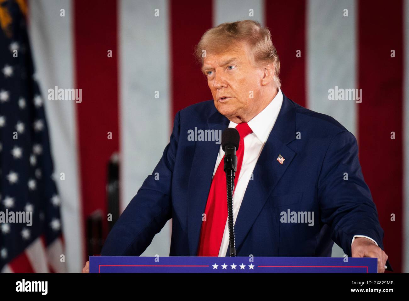 Donald Trump s’exprime sur scène lors d’un rassemblement de campagne à Waukesha, Wisconsin, le mercredi 1er mai 2024. Banque D'Images