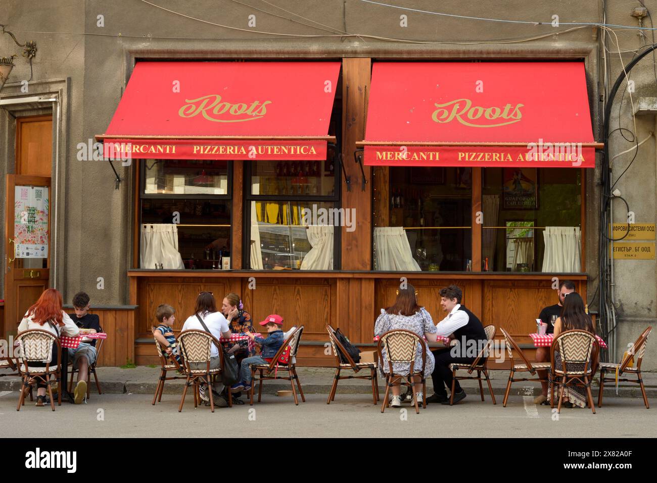 Les clients dînent en plein air à Mercanti Pizzeria Autentica tables d'extérieur du restaurant italien à Sofia Bulgarie, Europe de l'est, Balkans, UE Banque D'Images