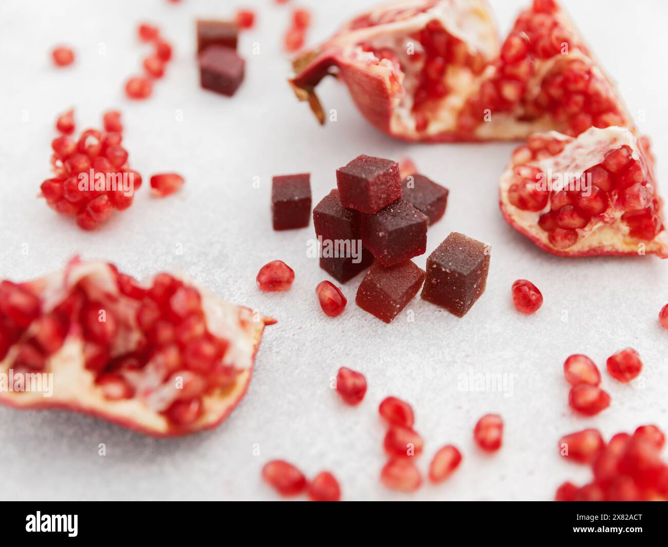 Gelée de fruits confits maison avec fruits de grenade sur blanc. Plat, vue de dessus. Banque D'Images