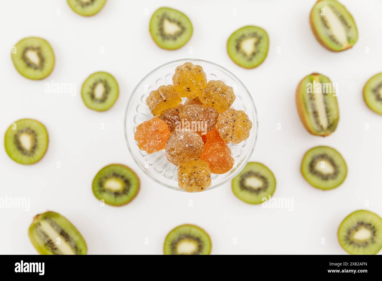 Gelée de fruits confits sucrés aux kiwis sur blanc. Plat, vue de dessus. Banque D'Images