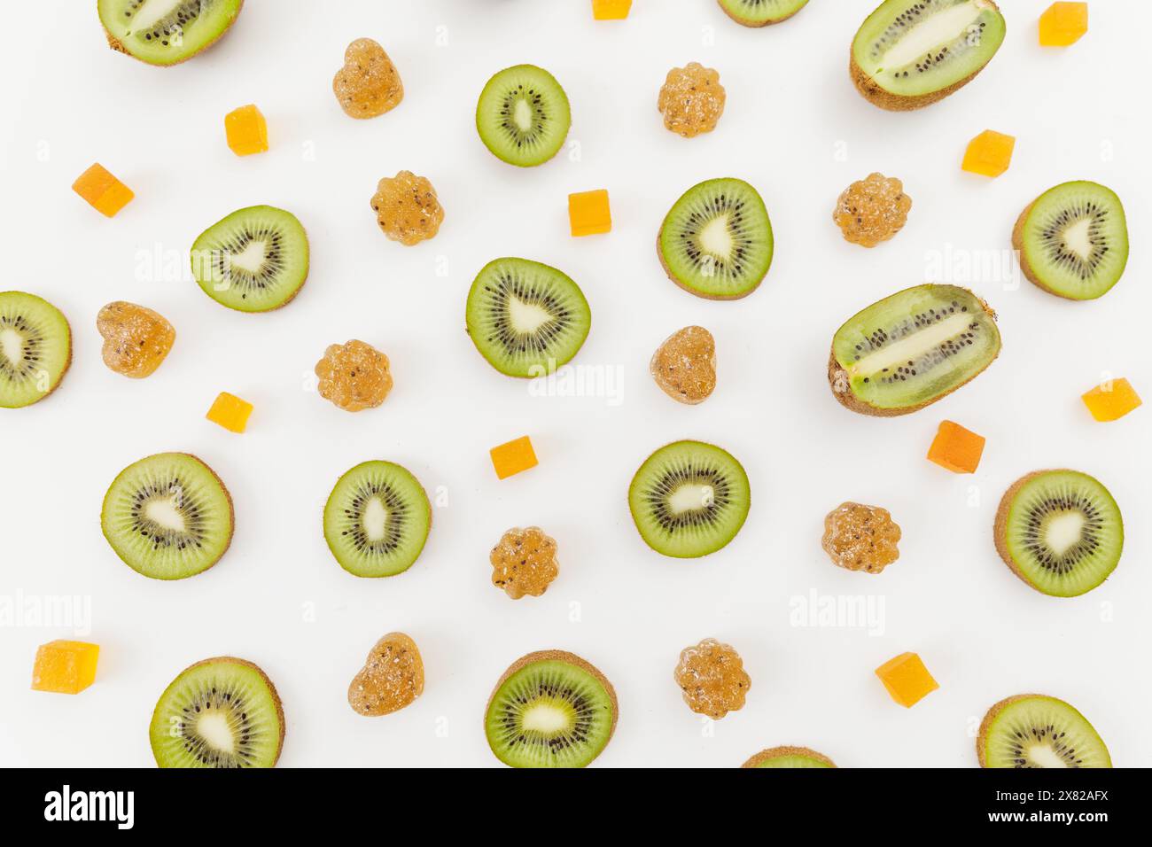 Gelée de fruits confits maison avec des kiwis sur blanc. Plat, vue de dessus. Banque D'Images