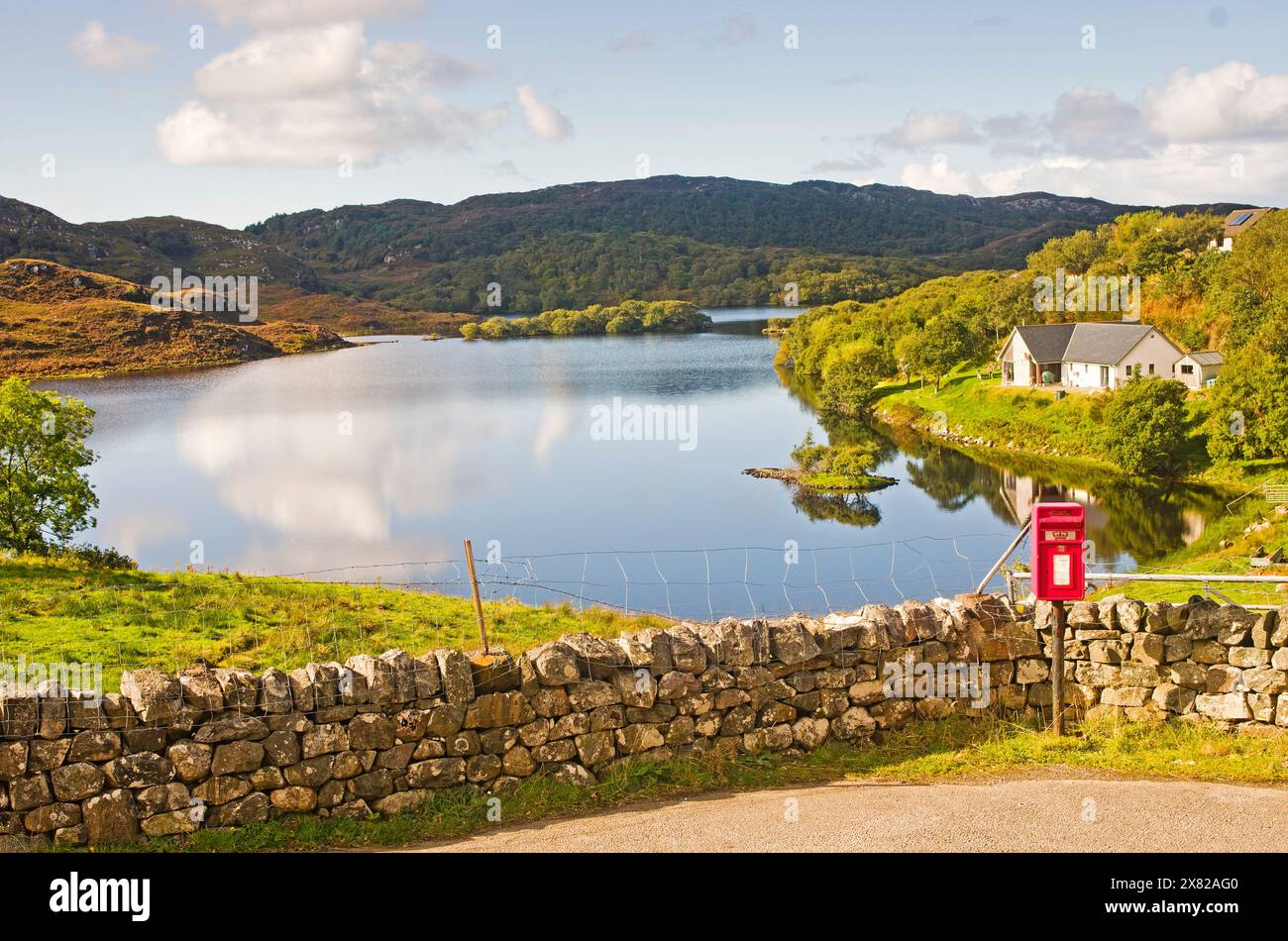 La boîte aux lettres du village à Drumbeg. Une petite colonie sur la côte Assynt sur la route NC 500, avec le pittoresque Loch Drumbeg immédiatement derrière. Écosse Banque D'Images