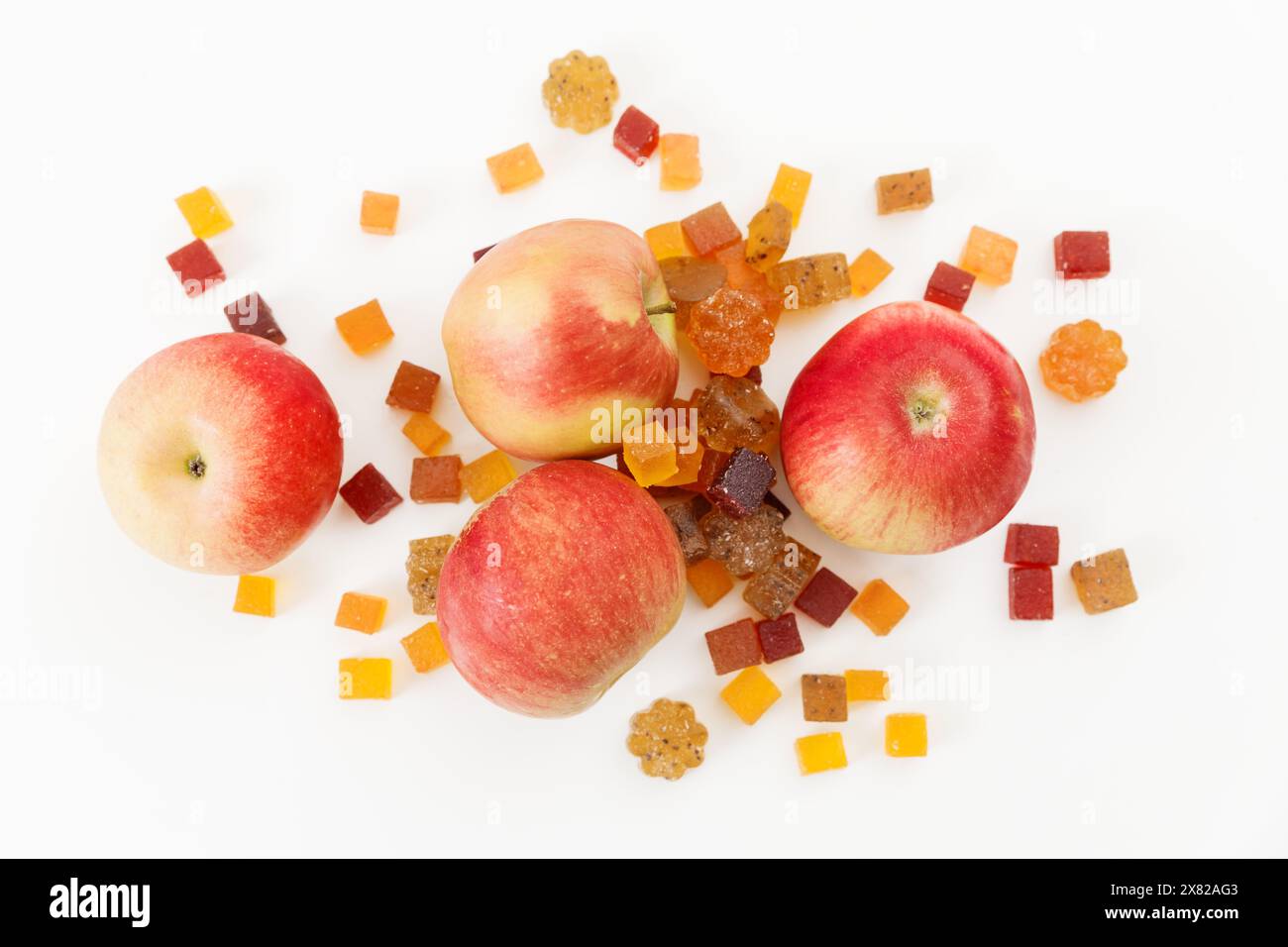 Marmelade maison avec des fruits de pomme sucrés sur blanc. Plat, vue de dessus Banque D'Images